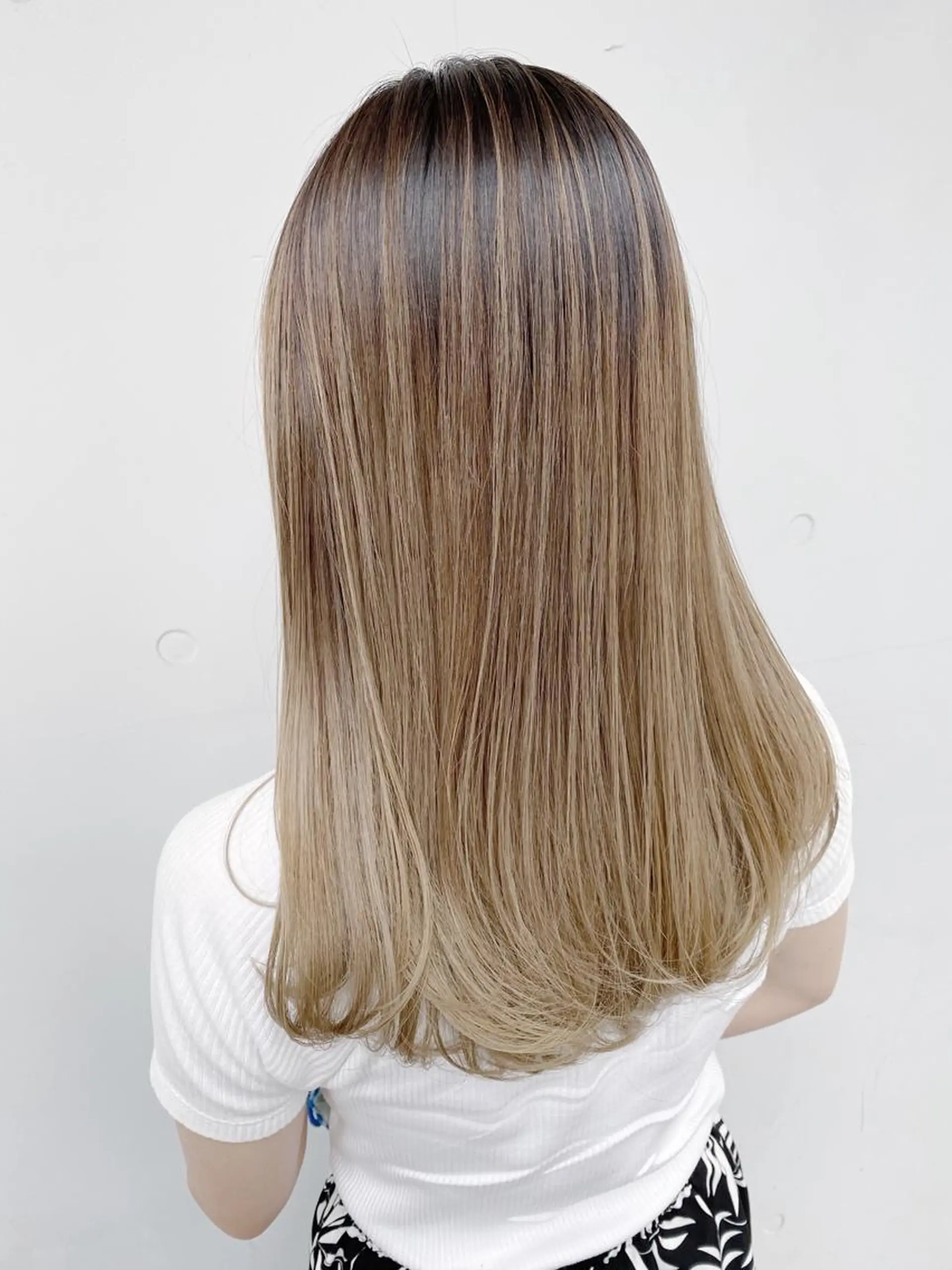 セミロング カラー ヘアアレンジ ハイライトカラー ハイトーンカラー イルミナカラー インナーカラー ハイライト ✨ハイクオリティ✨ 山本香也のヘアスタイル