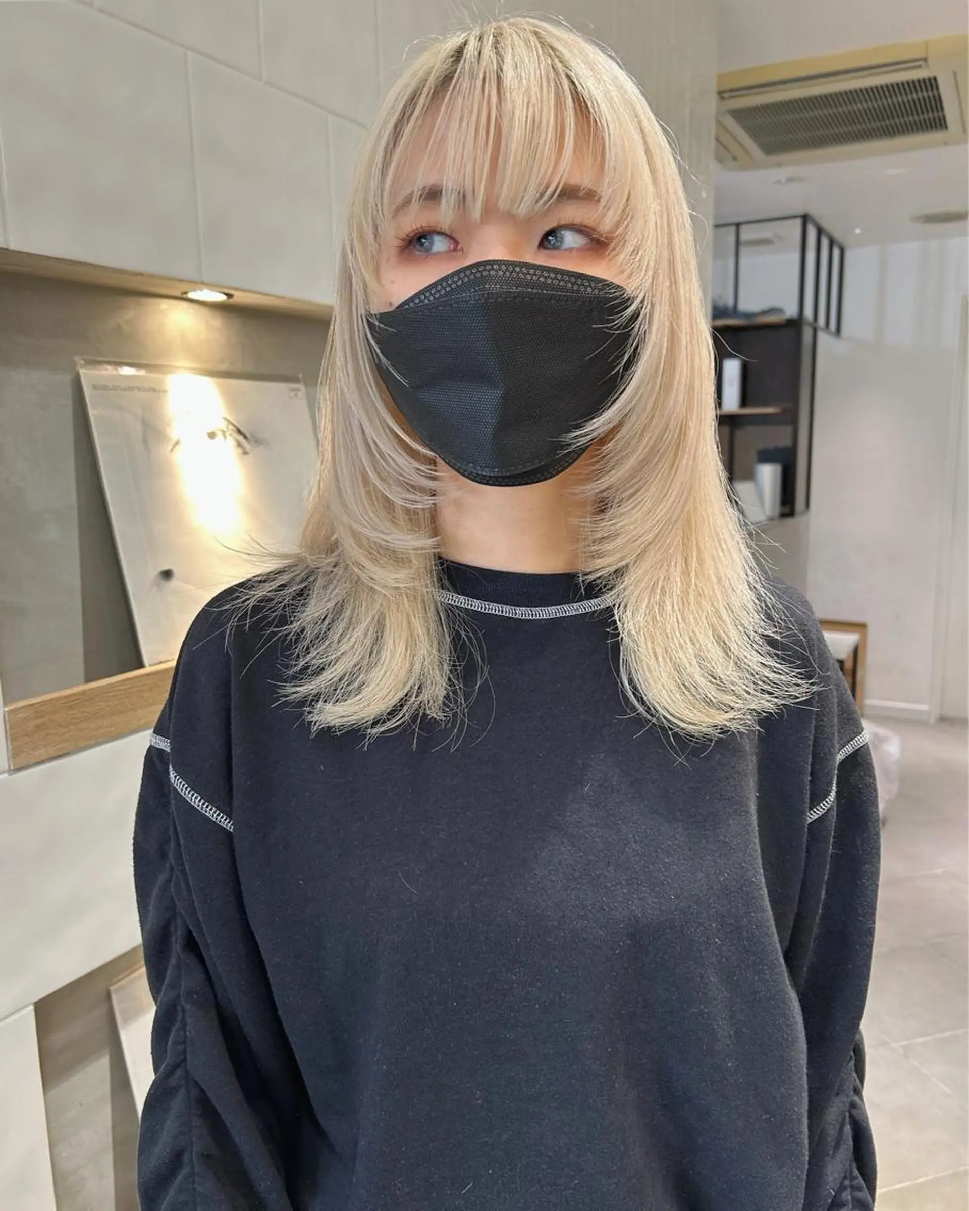 セミロング カラー ブロンド ウルフカット カット ヘアカラー トリートメント Loom.所属・村上雅人 ナチュラルモードのヘアスタイル