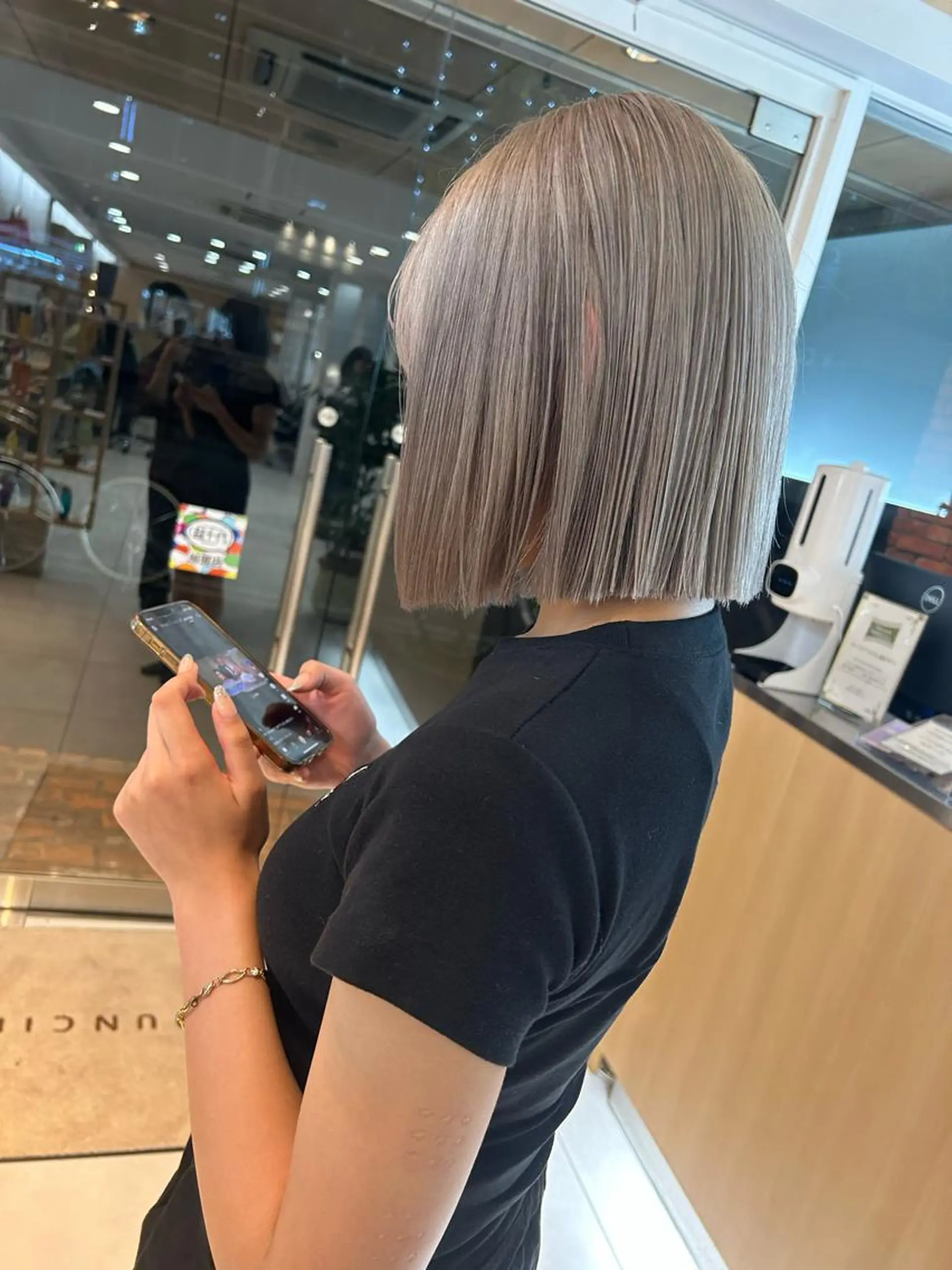 ミディアム カラー ブリーチ ケアブリーチ シルバー 🍀透明感抜群🍀/ ハイトーンカラーのヘアスタイル