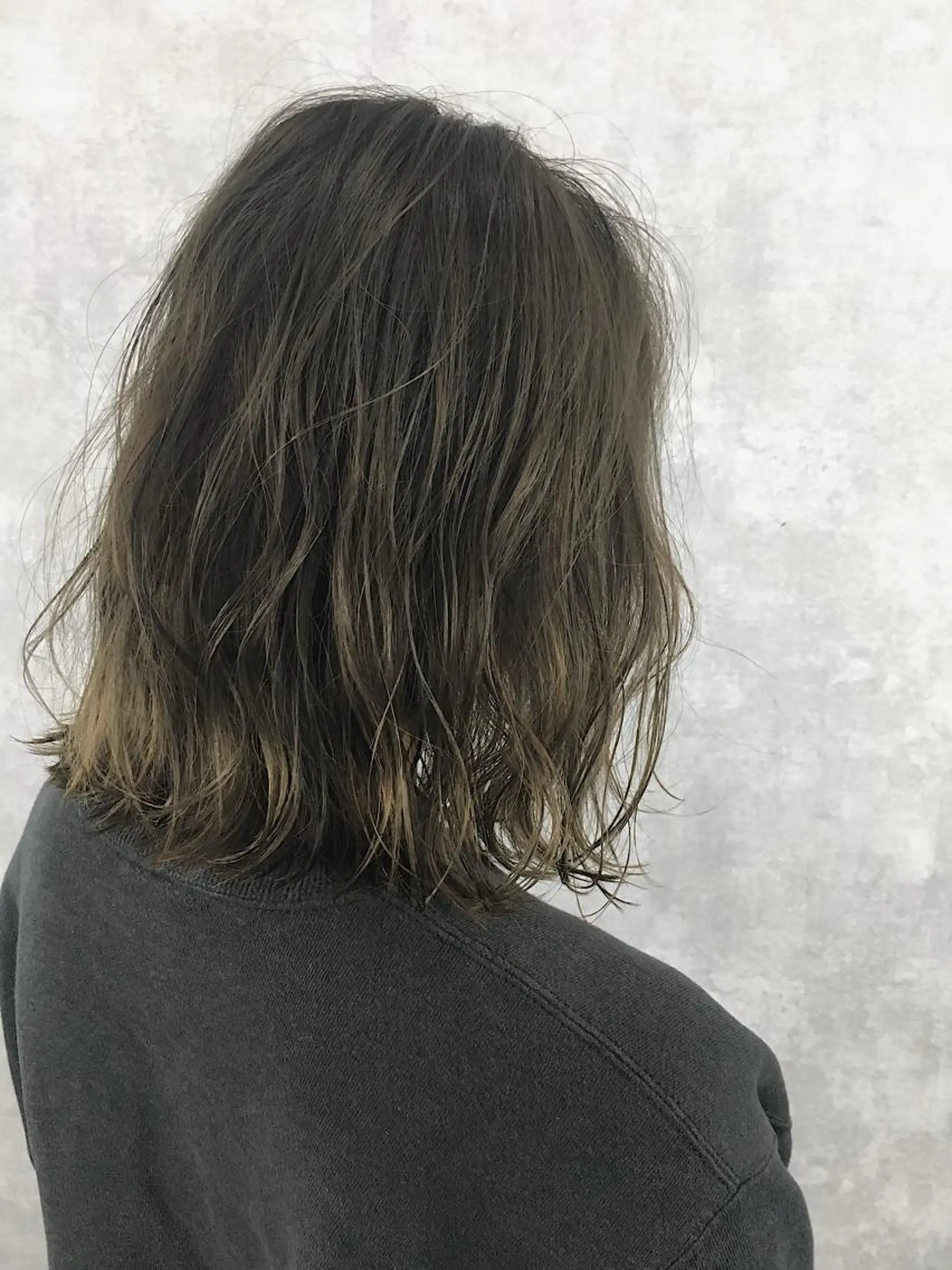 ミディアム カラー アッシュ オリーブアッシュ レイヤーカット BLend 渋谷のヘアスタイル