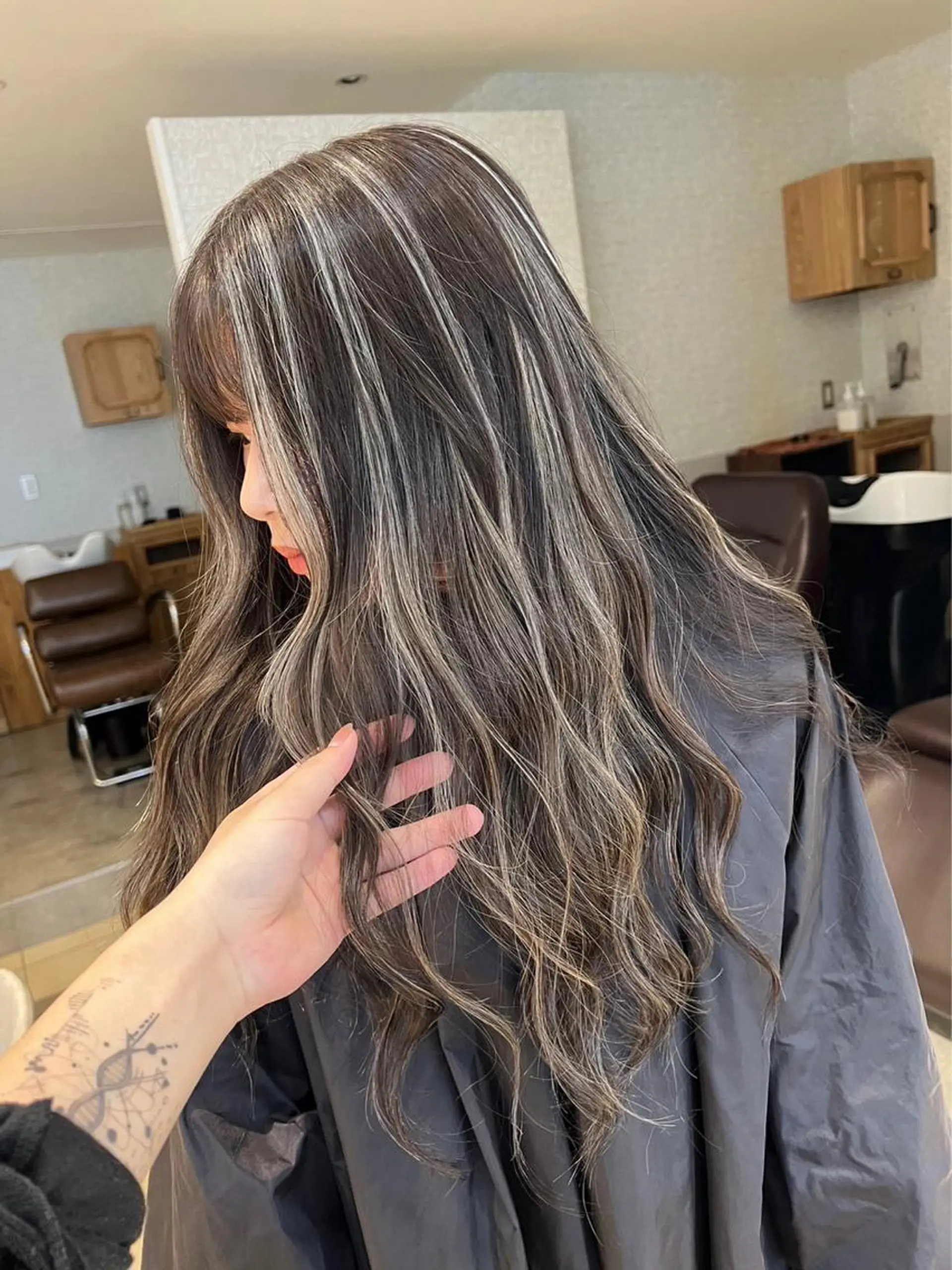 ロング カラー グレージュ ハイライトカラー ハイライト ヘアカラー トリートメント ROBIN所属・指名数No.1 /NAOYAのヘアスタイル