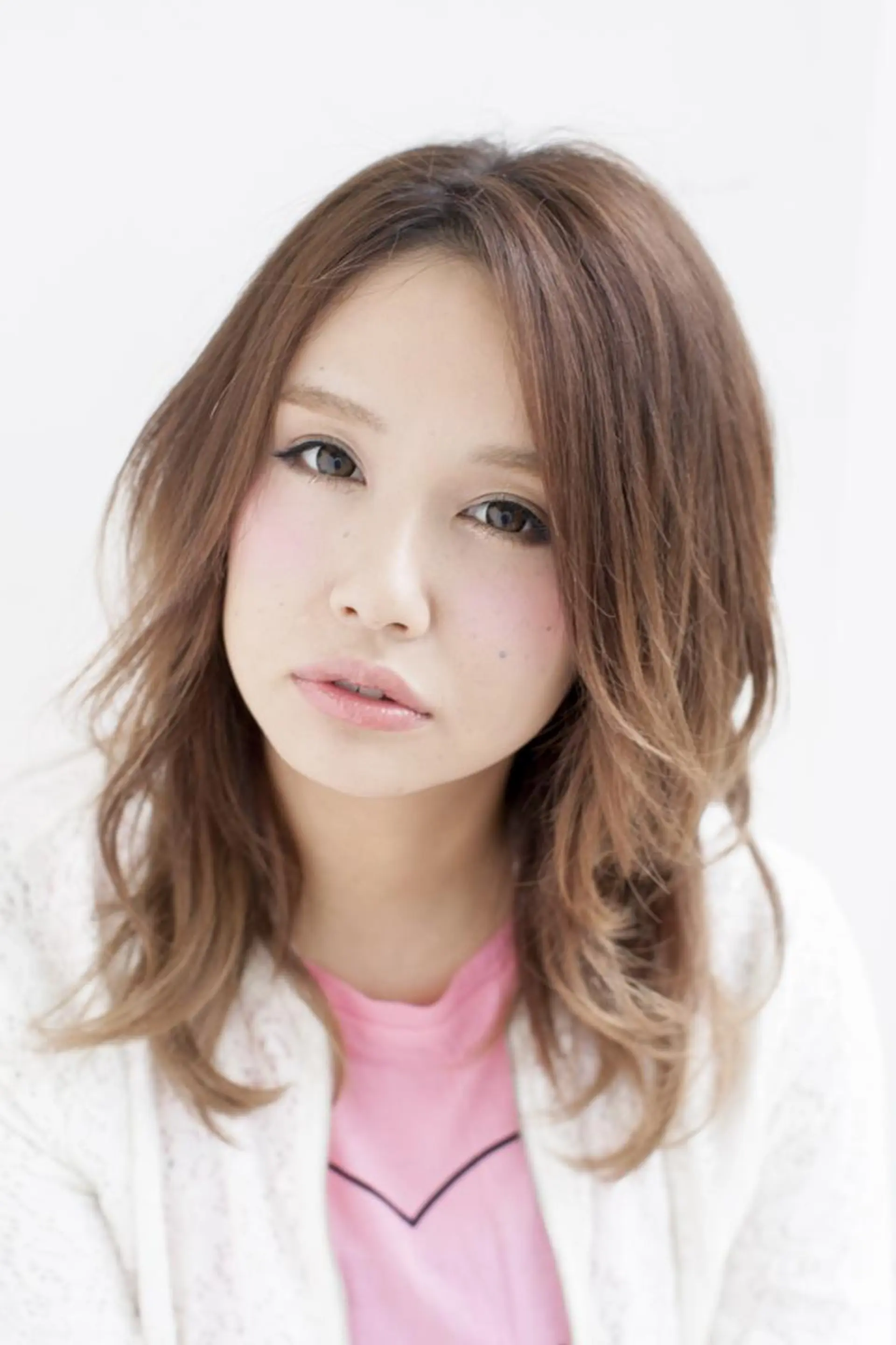 ミディアム カラー ベージュカラー レイヤーカット カット ヘアカラー トリートメント 森島 久美子のヘアスタイル