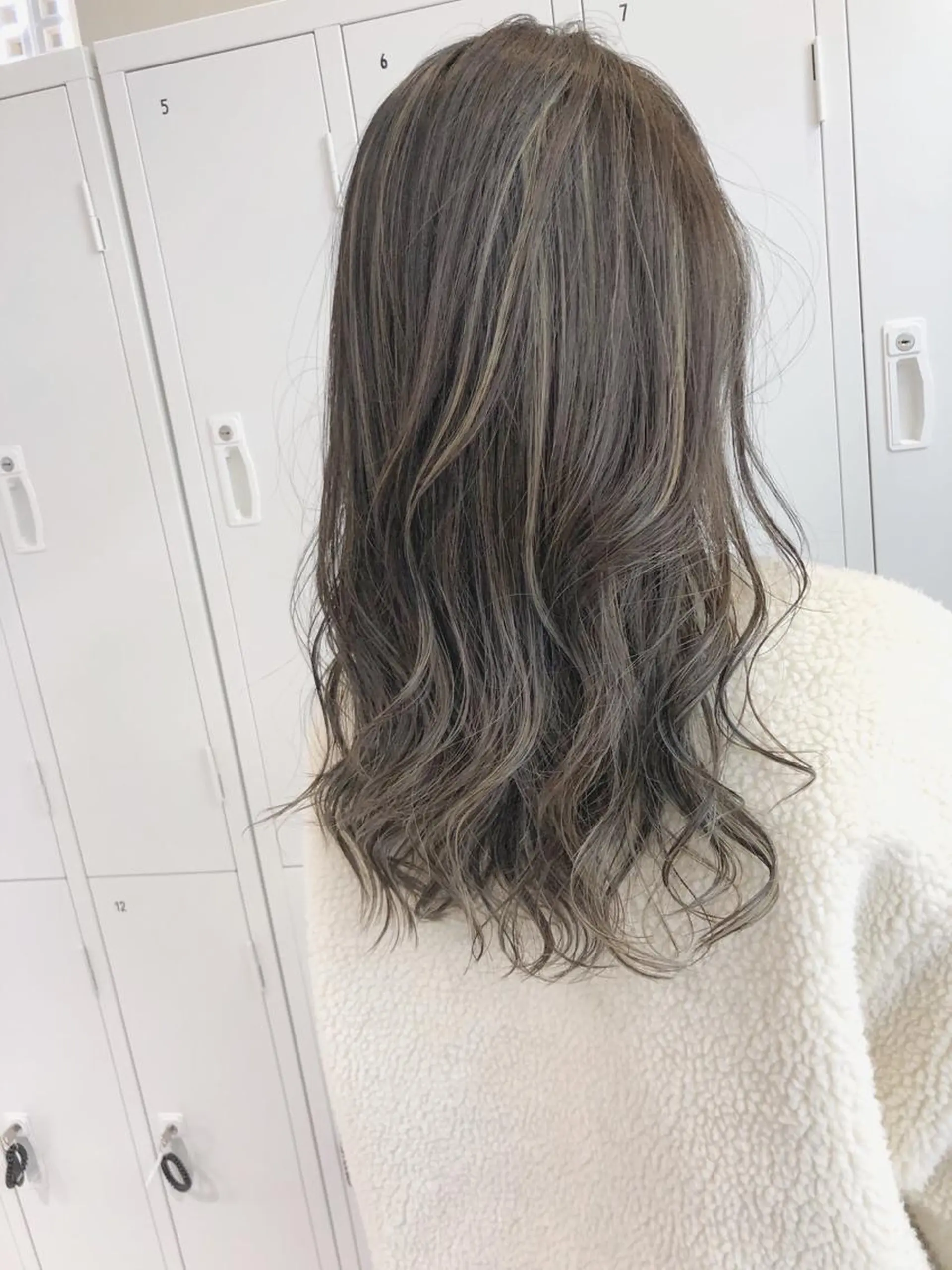 セミロング カラー グレージュ ハイライトカラー ハイライト 山崎 俊介のヘアスタイル