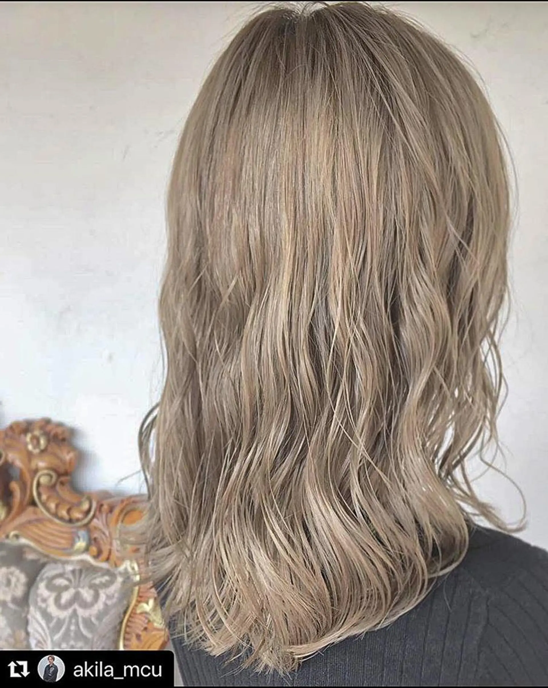 セミロング カラー ヘアアレンジ ベージュカラー ブリーチ ブロンド ブロンドベージュ 透明感カラー エグチ アキラのヘアスタイル