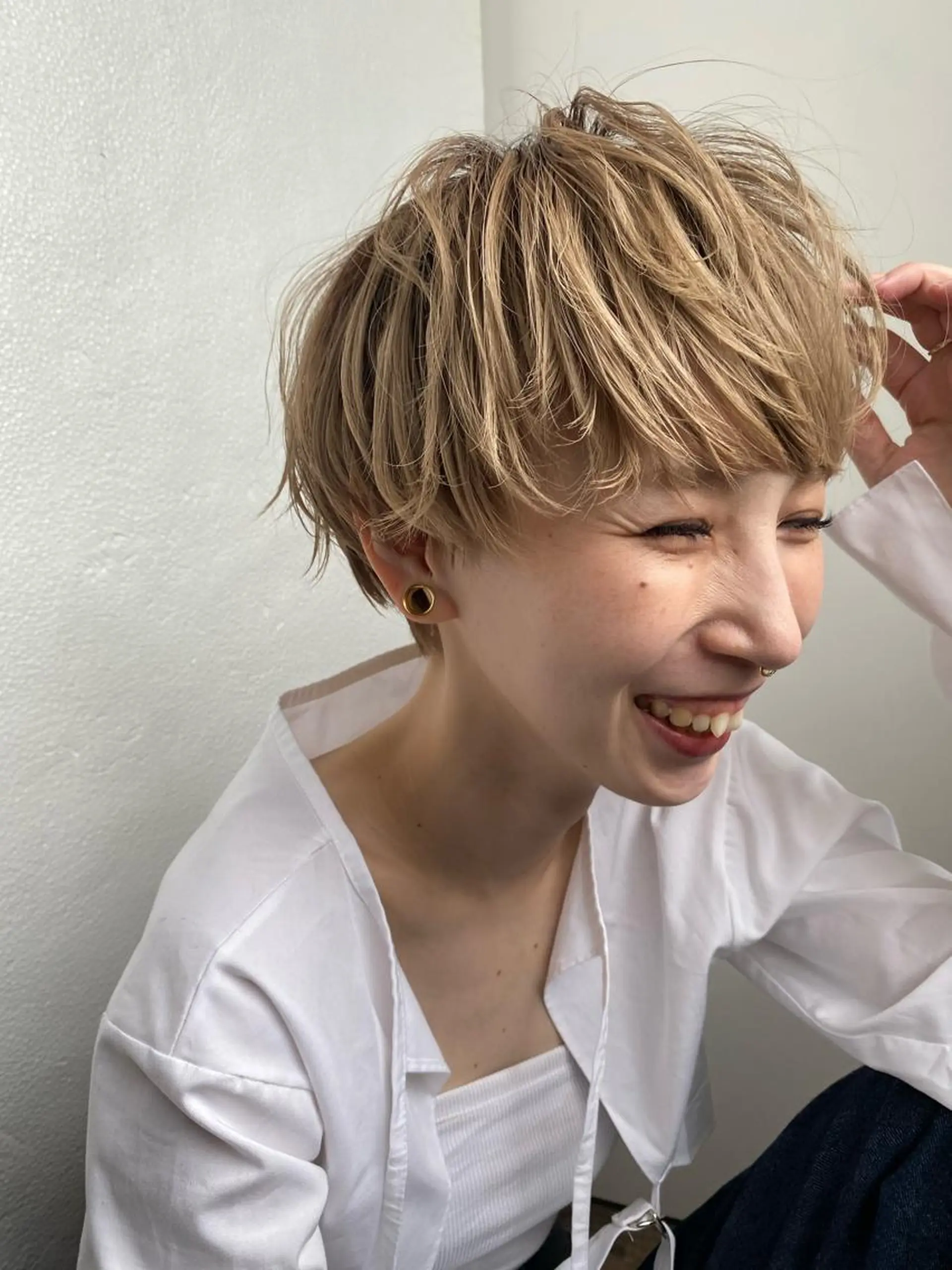 ショート カラー 梅田ハイトーン チダ ヒナノのヘアスタイル