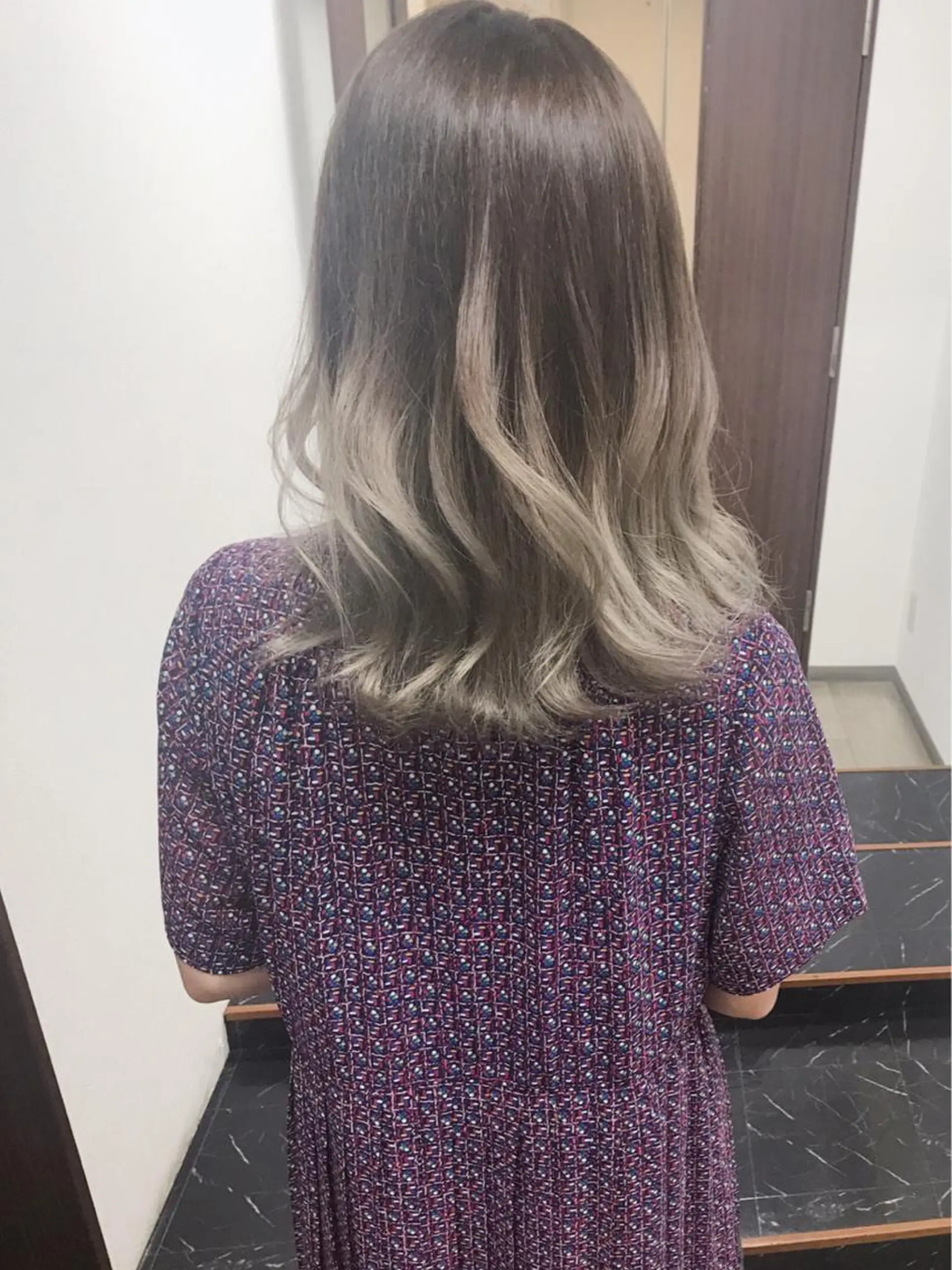 ミディアム カラー ブリーチ グラデーションカラー イルミナカラー ヤナ マネージャーのヘアスタイル