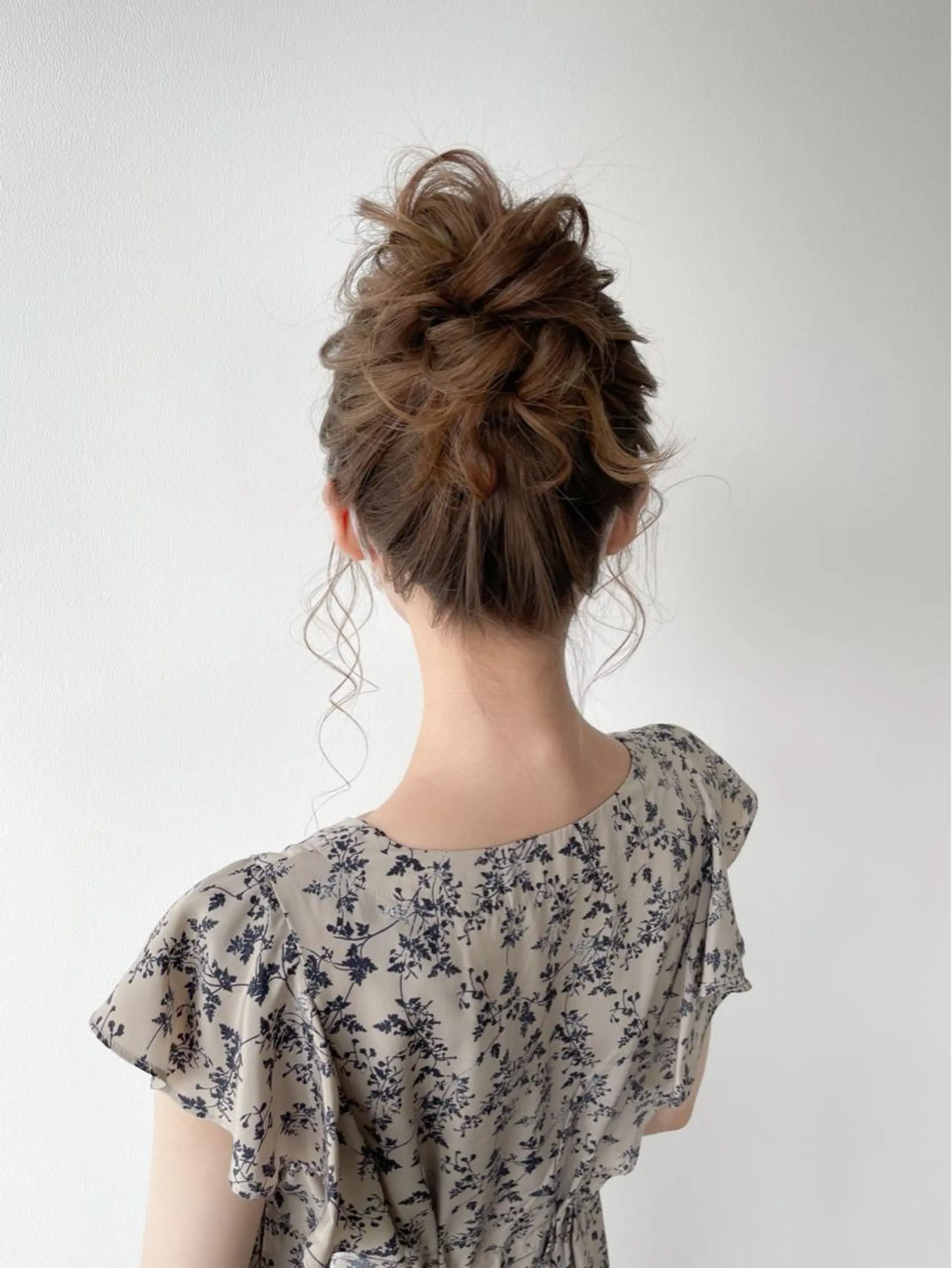 ロング カラー ヘアアレンジ お団子ヘア グレージュ ミルクティーグレージュ autre所属・大久保 ひでなりのヘアスタイル