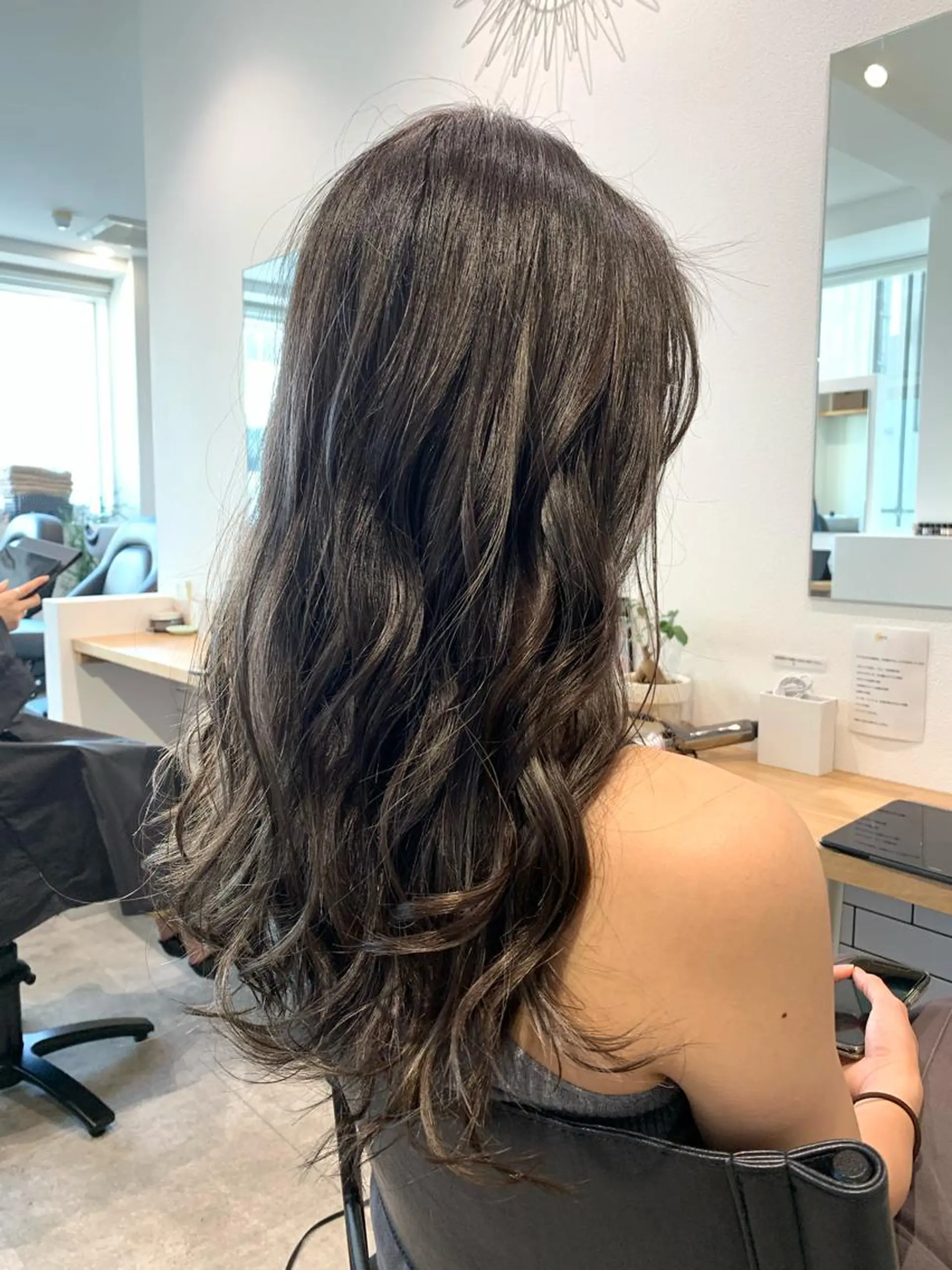 ロング カラー アッシュ バレイヤージュ ベージュカラー ブロンド ブルーカラー レイヤーカット/ 艶カラー/RYOMAのヘアスタイル