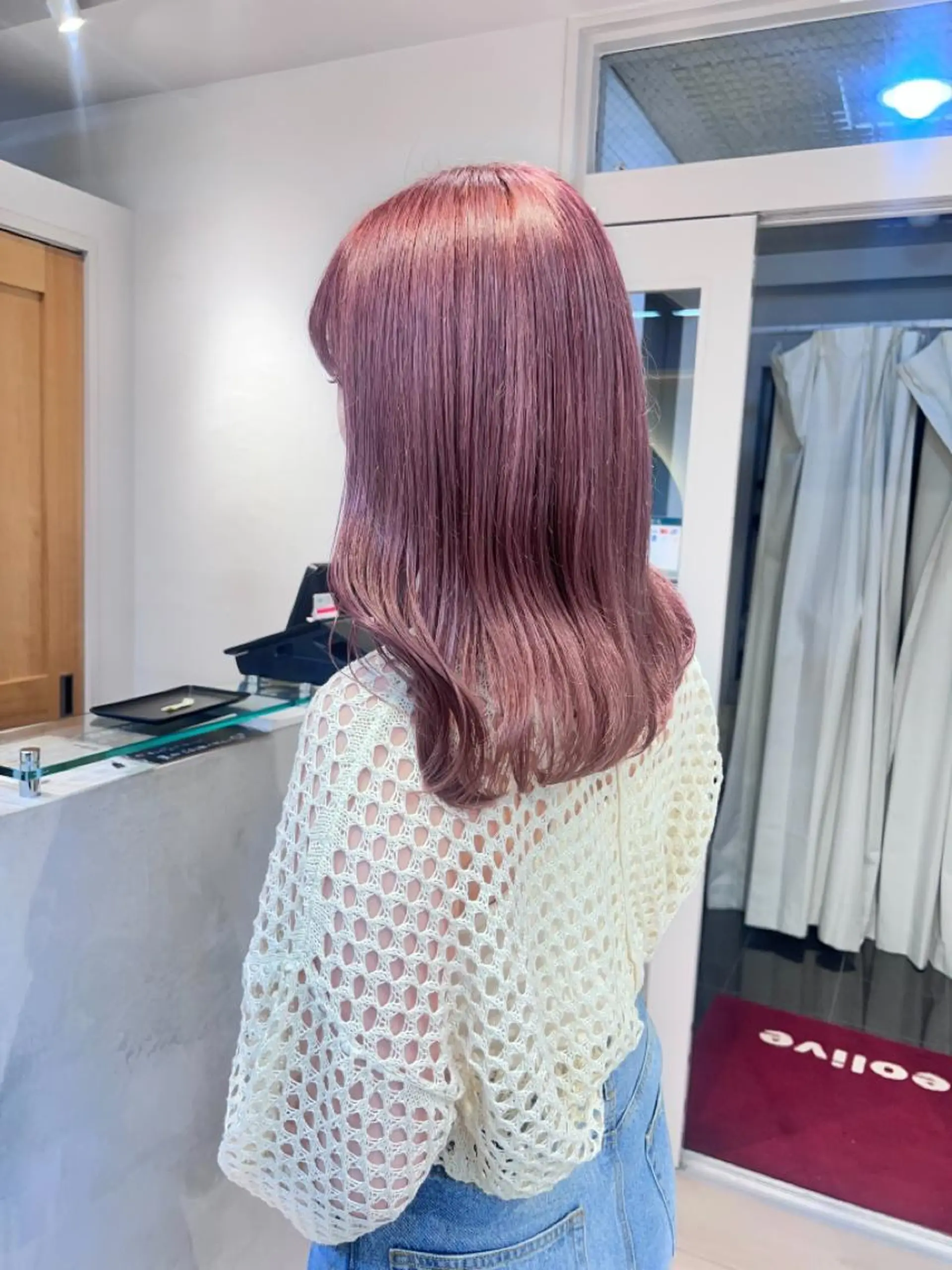 セミロング カラー センターパート /ニュアンスパーマのヘアスタイル