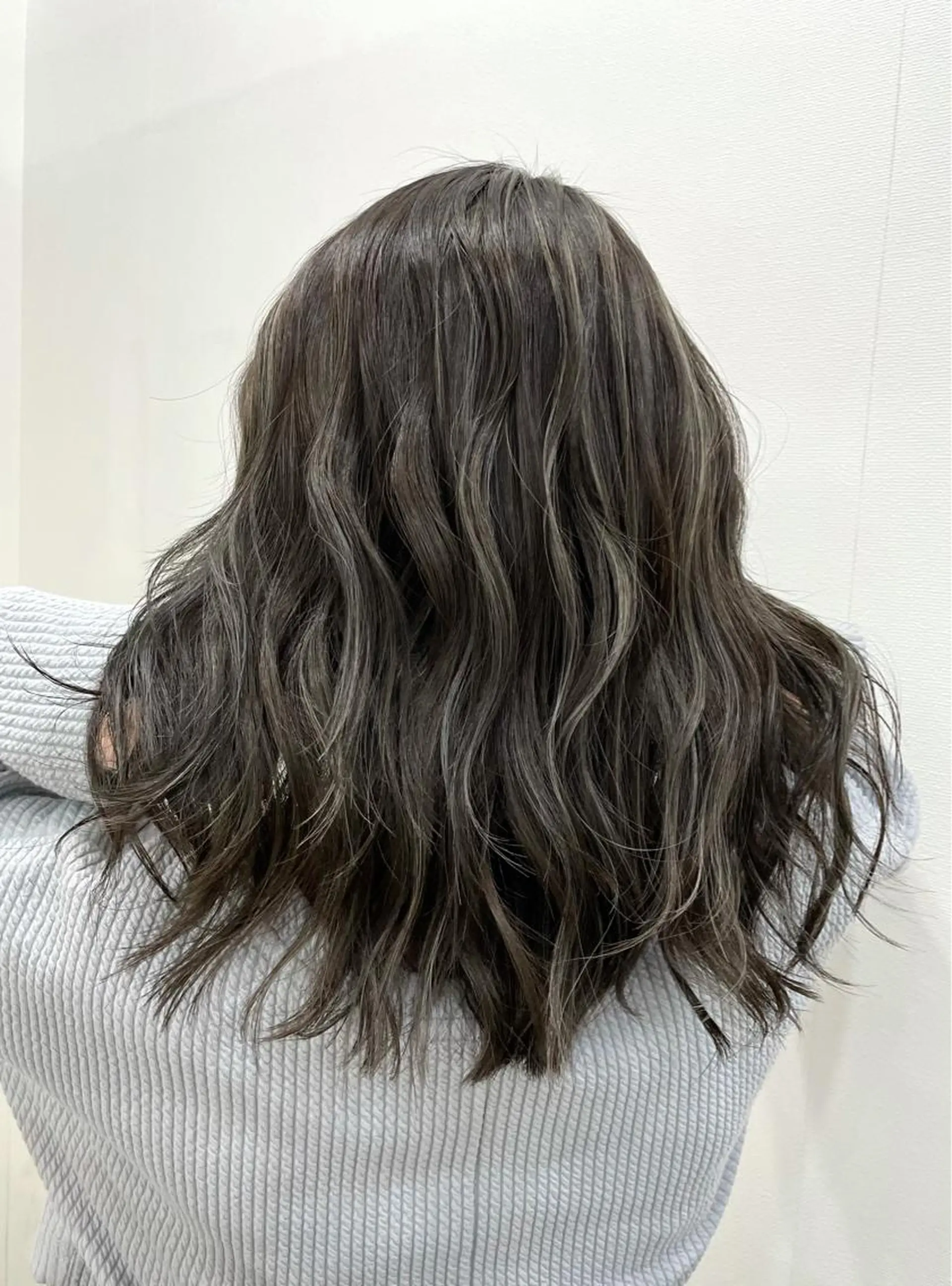 ミディアム 白いハイライト🤍 タナカリョウスケのヘアスタイル