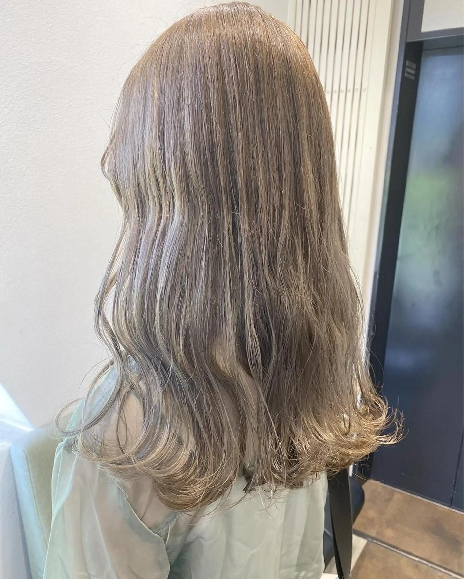 セミロング カラー GiseL アンリのヘアスタイル