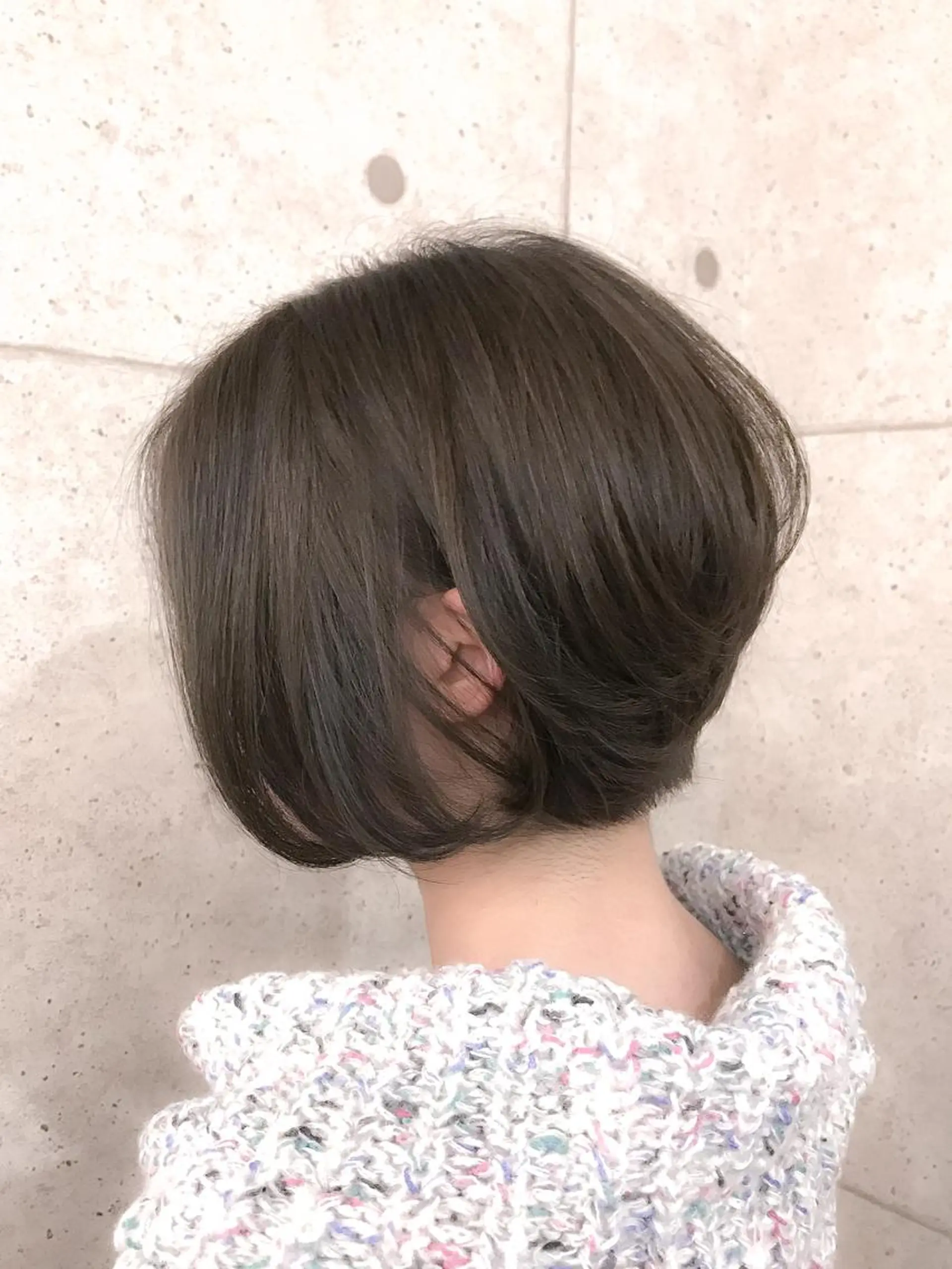 ショート カラー アディクシーカラー ベージュカラー ブリーチ 透明感カラー グレージュ .. meiのヘアスタイル