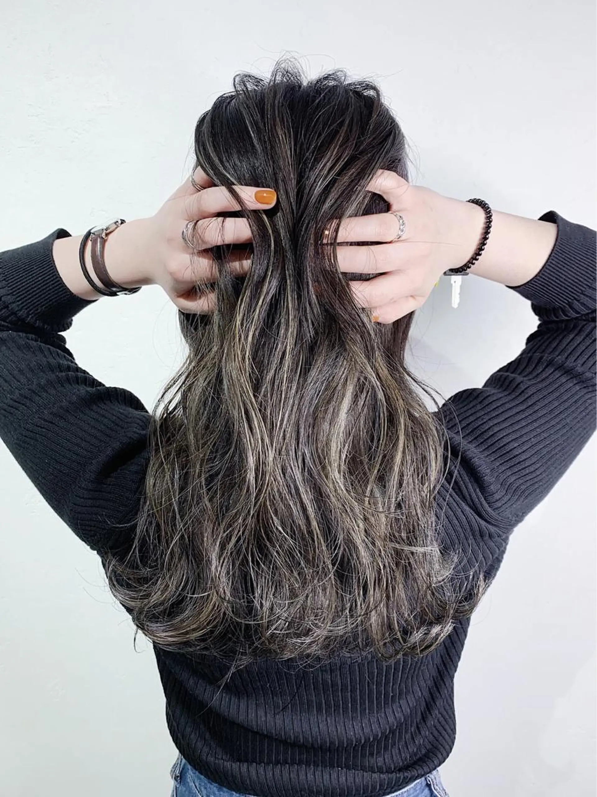 ロング カラー ハイライトカラー イルミナカラー ハイライト _WHITE 難波本店のヘアスタイル