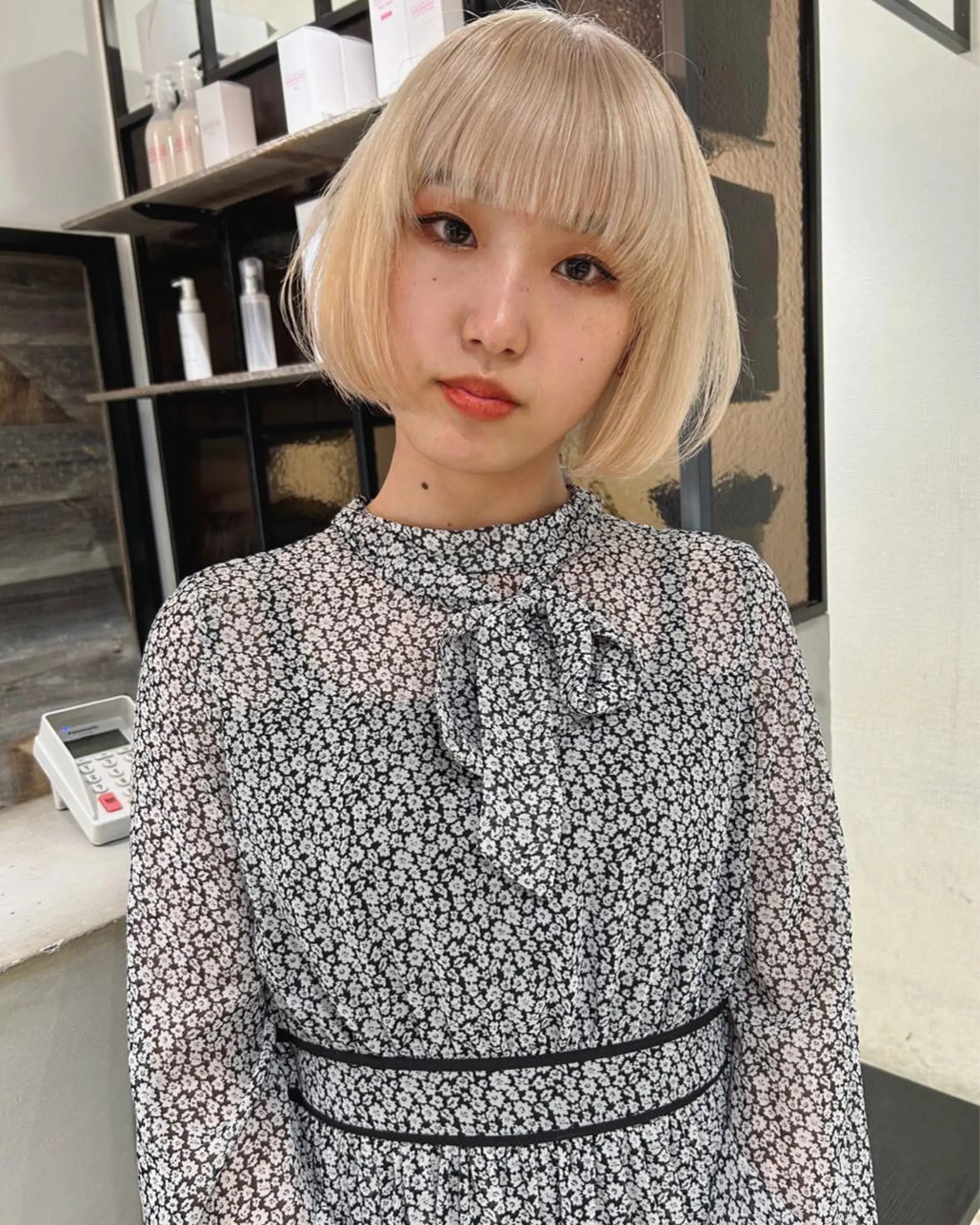 ショート カラー 抜きっぱなしブロンド ブロンド ハイトーンカラー ボブ カット ヘアカラー トリートメント Loom.所属・村上雅人 ナチュラルモードのヘアスタイル