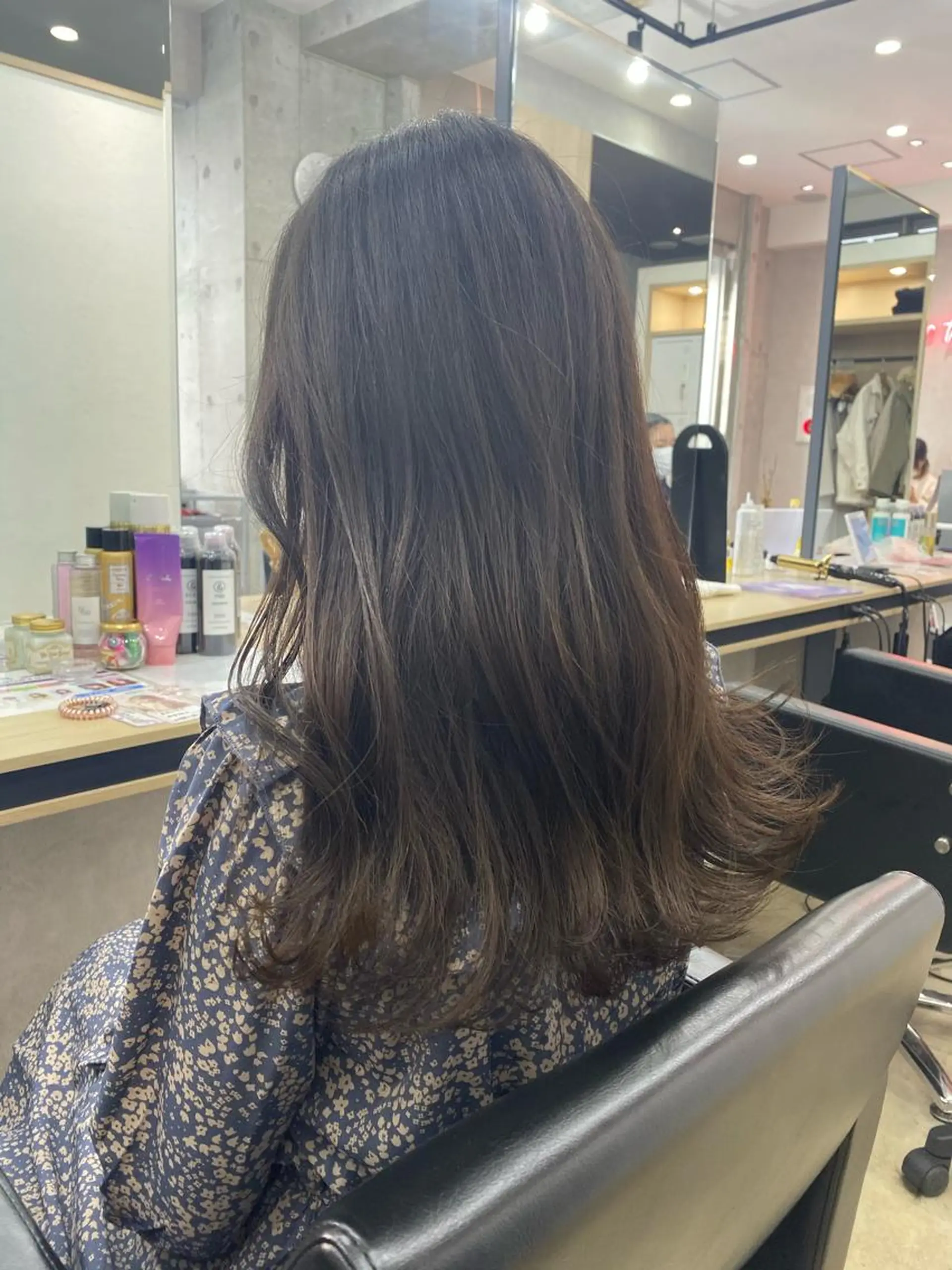 ロング カラー オリーブ/アッシュ やわらか透明感カラーのヘアスタイル