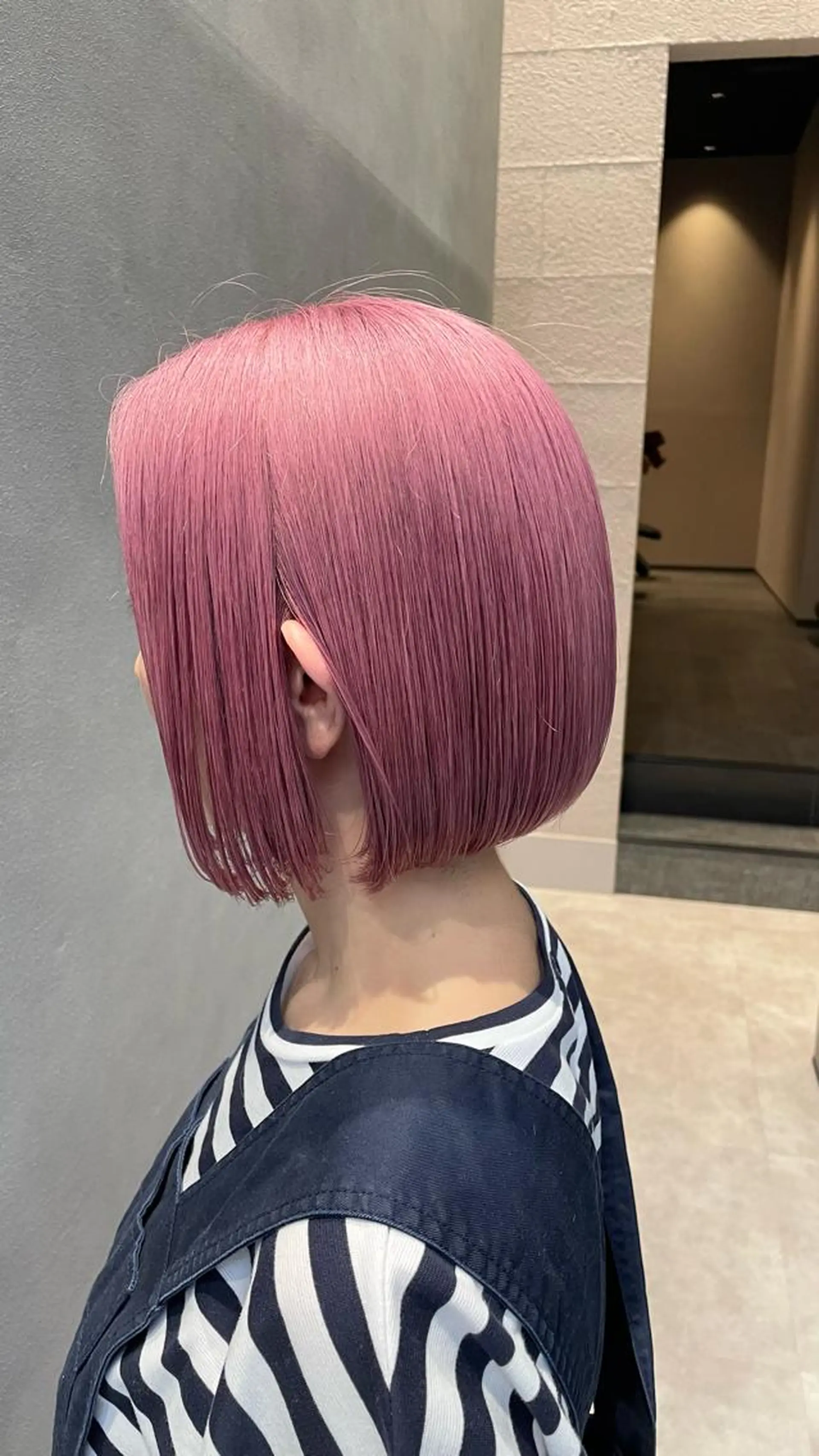 ショート カラー ハイトーンカラー ピンクカラー ボブ カット ヘアカラー トリートメント ヘアセット EMANONシェアサロン心斎橋店所属・韓国メンズヘア　ミル クティボブ　足立佳代のヘアスタイル