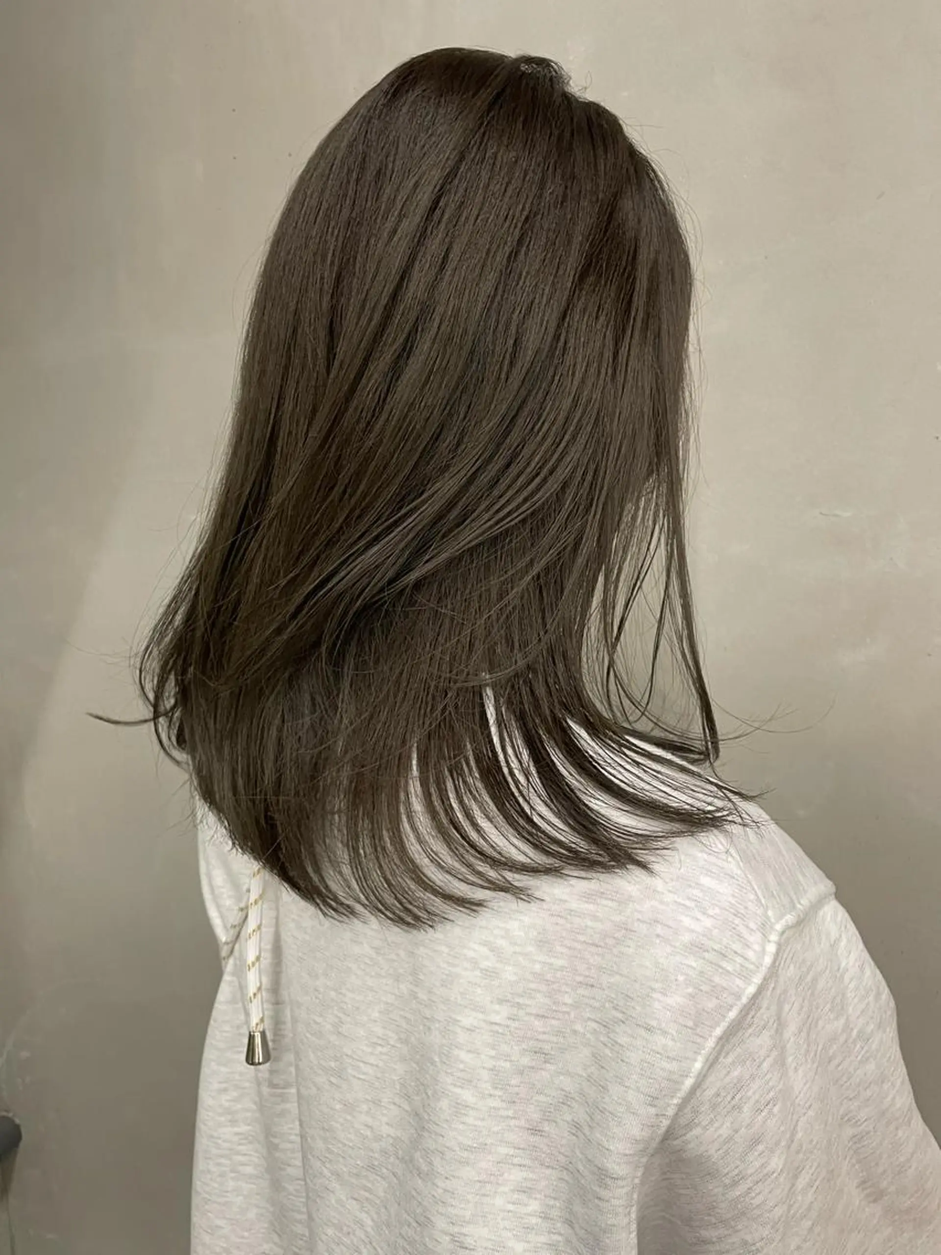 ミディアム カラー グレージュ オリーブグレージュ オリーブグレー 佐伯 和佳のヘアスタイル