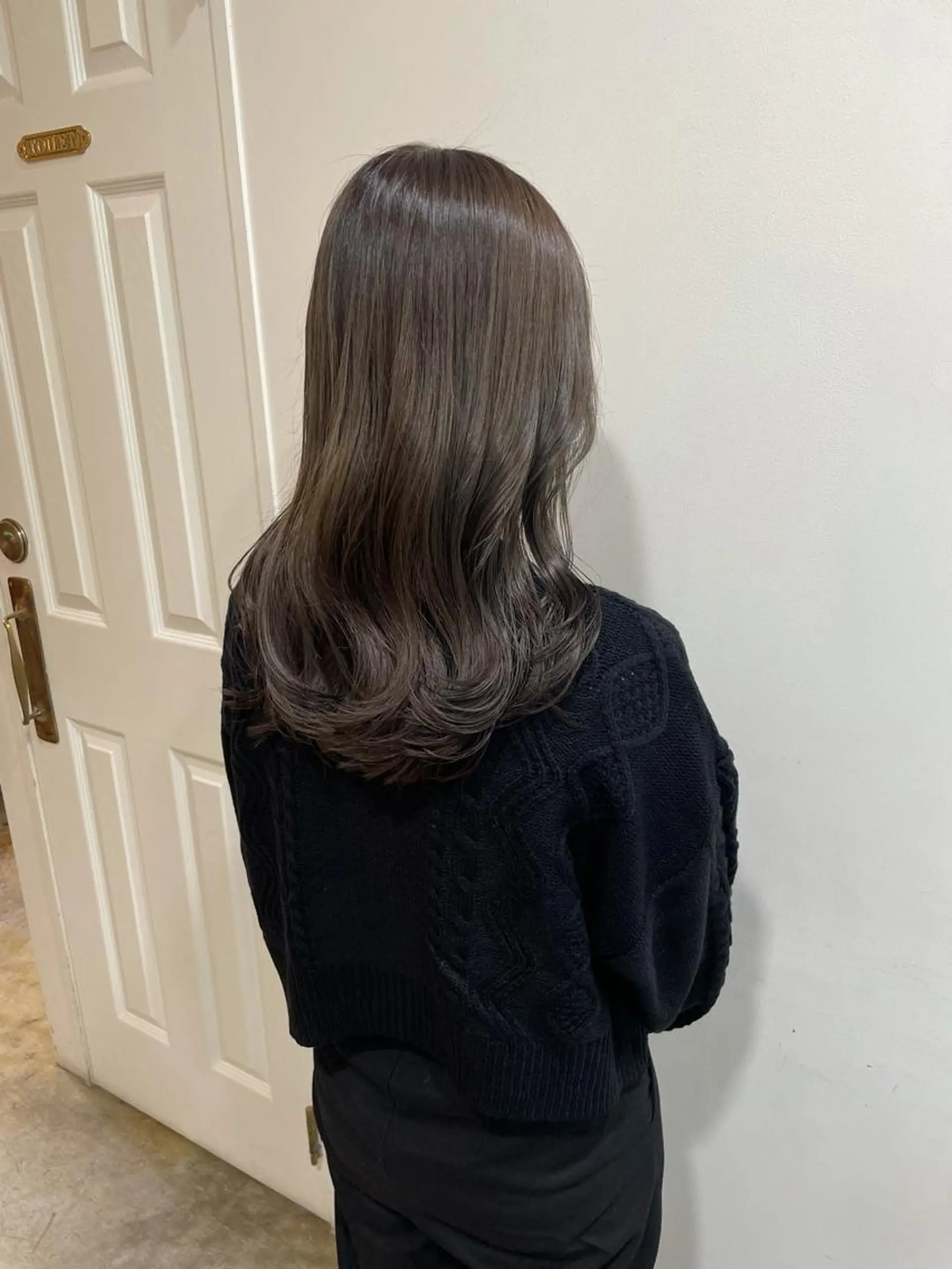 セミロング カラー アッシュ アッシュグレー アッシュグレージュ グレージュ ヘアカラー トリートメント MIOベージュカラー 柔らかいカラーのヘアスタイル