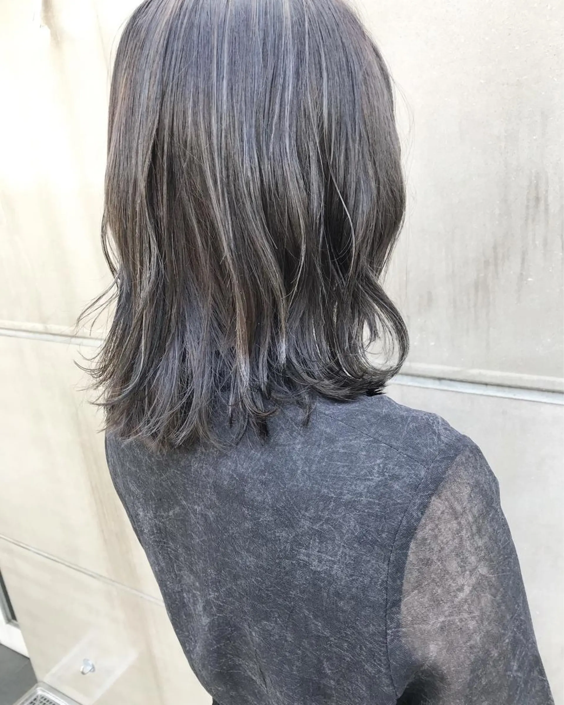 ミディアム カラー ダークグレー ダークグレージュ グレージュ ハイライトカラー ハイライト CALAMARI所属・【渋谷で人気】艶髪× 髪質改善/ツヤカラーのヘアスタイル