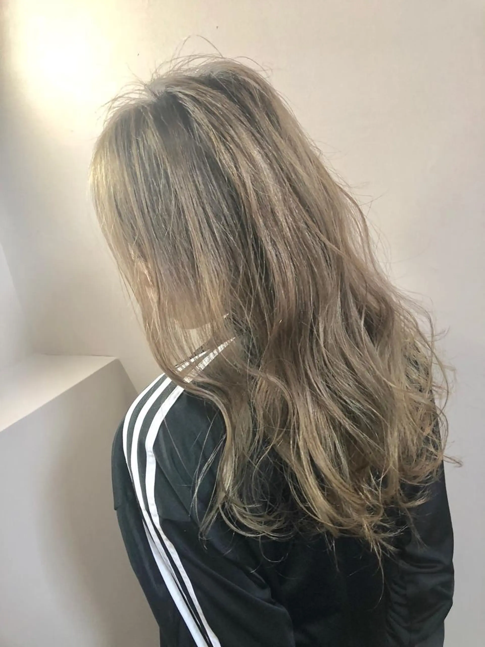 ロング カラー ベージュカラー ミルクティーベージュ tuki yokohama所属・店長 小池アキトのヘアスタイル