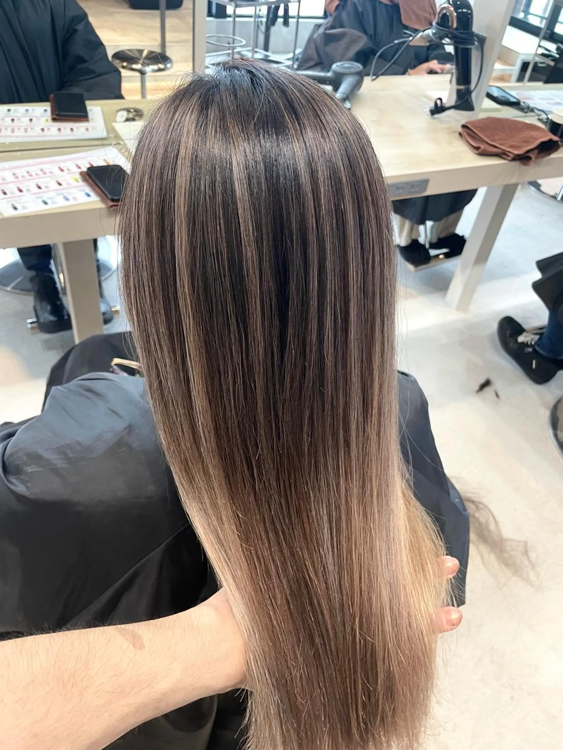 セミロング カラー アディクシーカラー バレイヤージュ ベージュカラー ブリーチ ケアブリーチ Lia所属・皆木 智晴のヘアスタイル