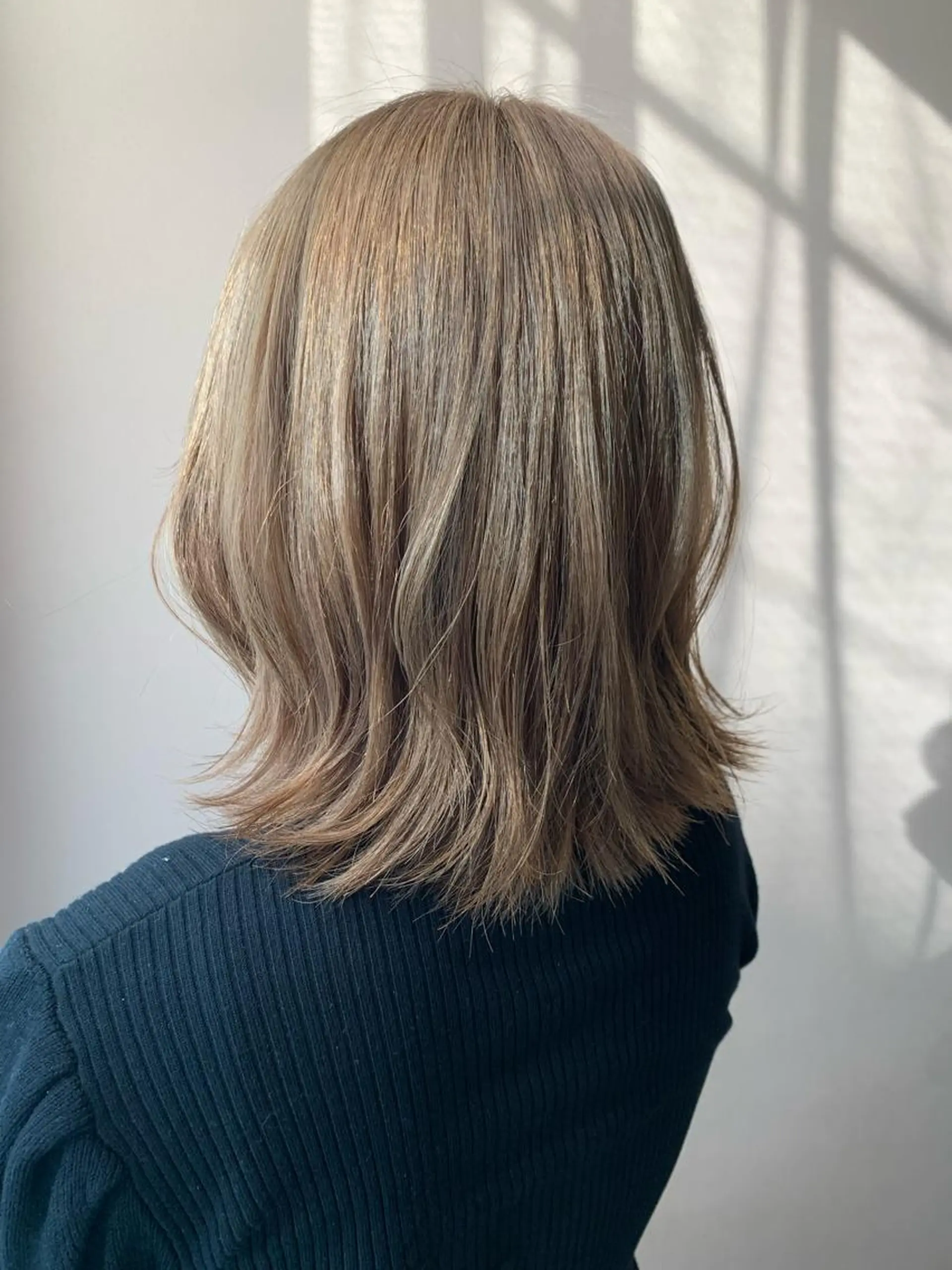 ミディアム カラー ベージュカラー ブリーチ ミルクティーベージュ カット ヘアカラー トリートメント hub hair レイヤー/透明感のヘアスタイル