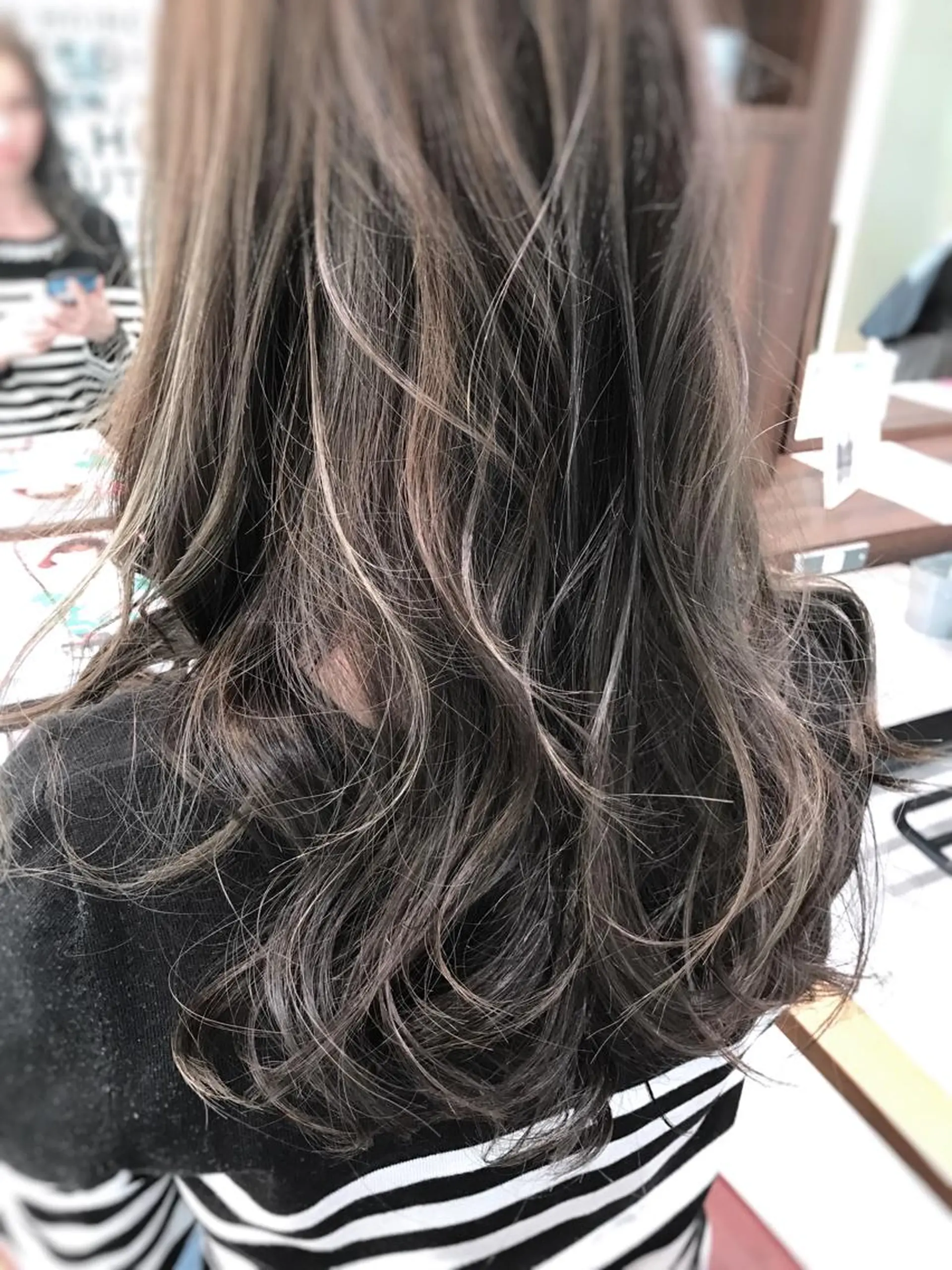 ロング カラー グレージュ 松本 明日可のヘアスタイル