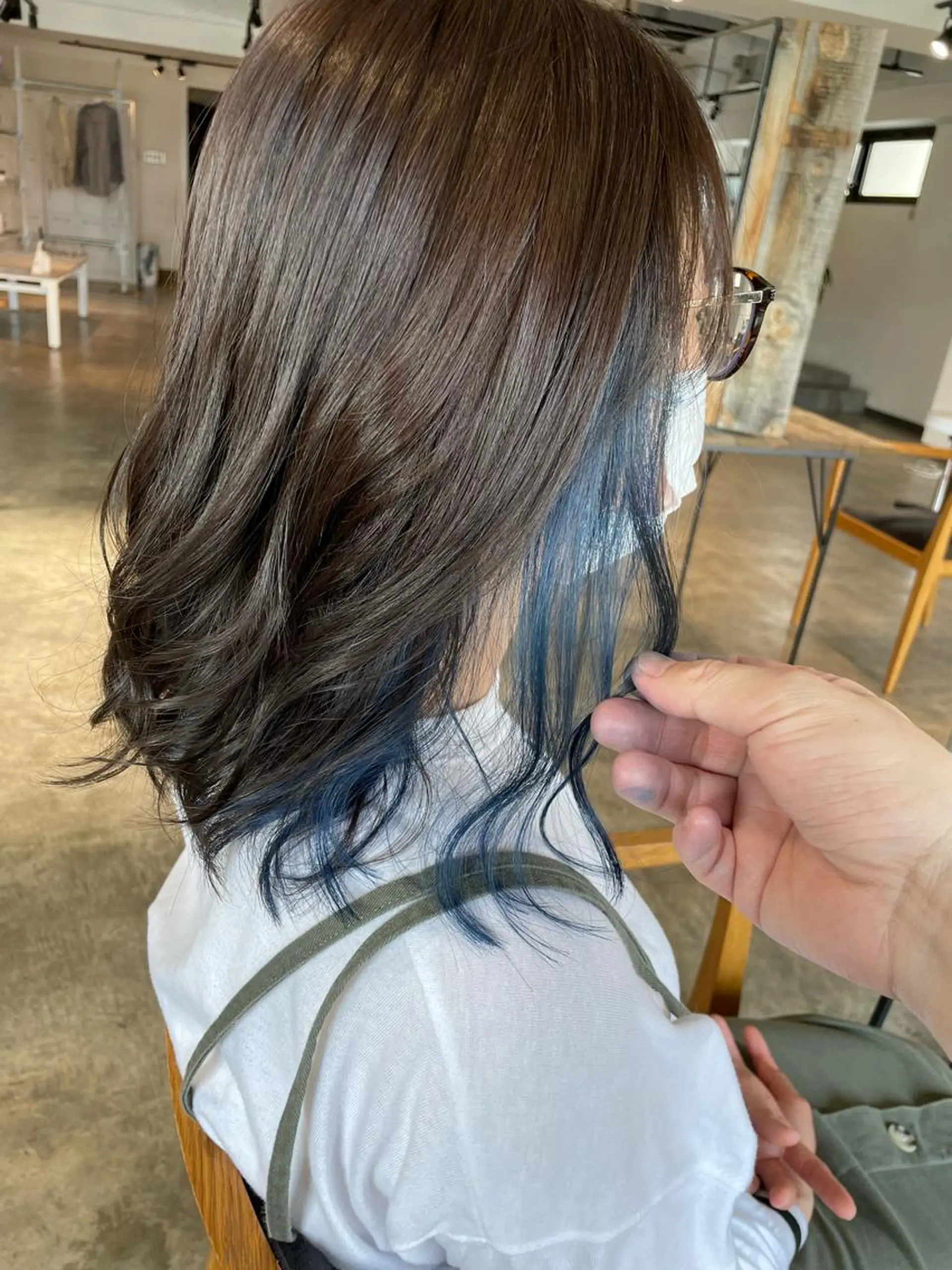 ミディアム カラー インナーカラー ネイビーカラー ヘアカラー トリートメント ハイトーン/レイヤー /ケアブリーチ石川治のヘアスタイル