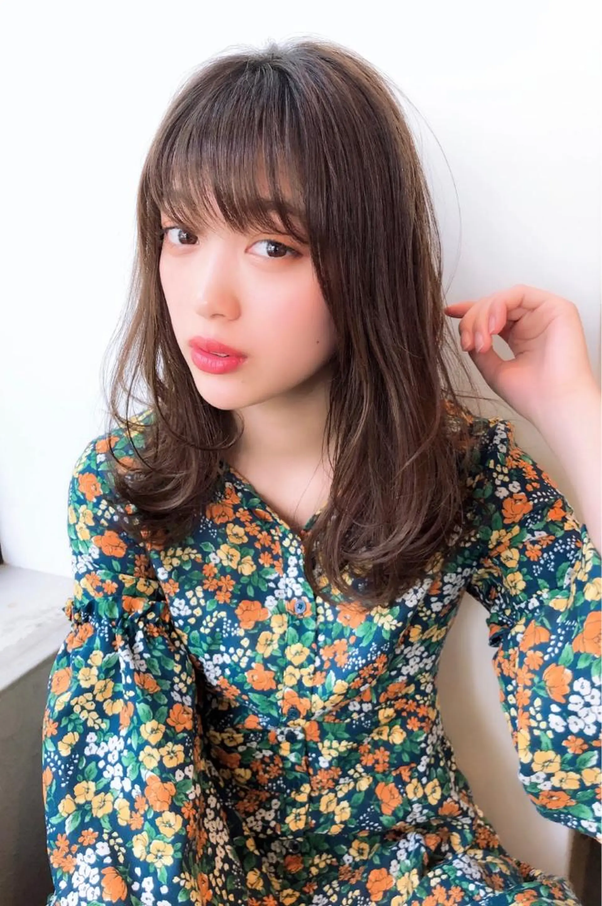 セミロング ヘアカラー トリートメント 山本翔一郎 韓国顔周りレイヤーのヘアスタイル