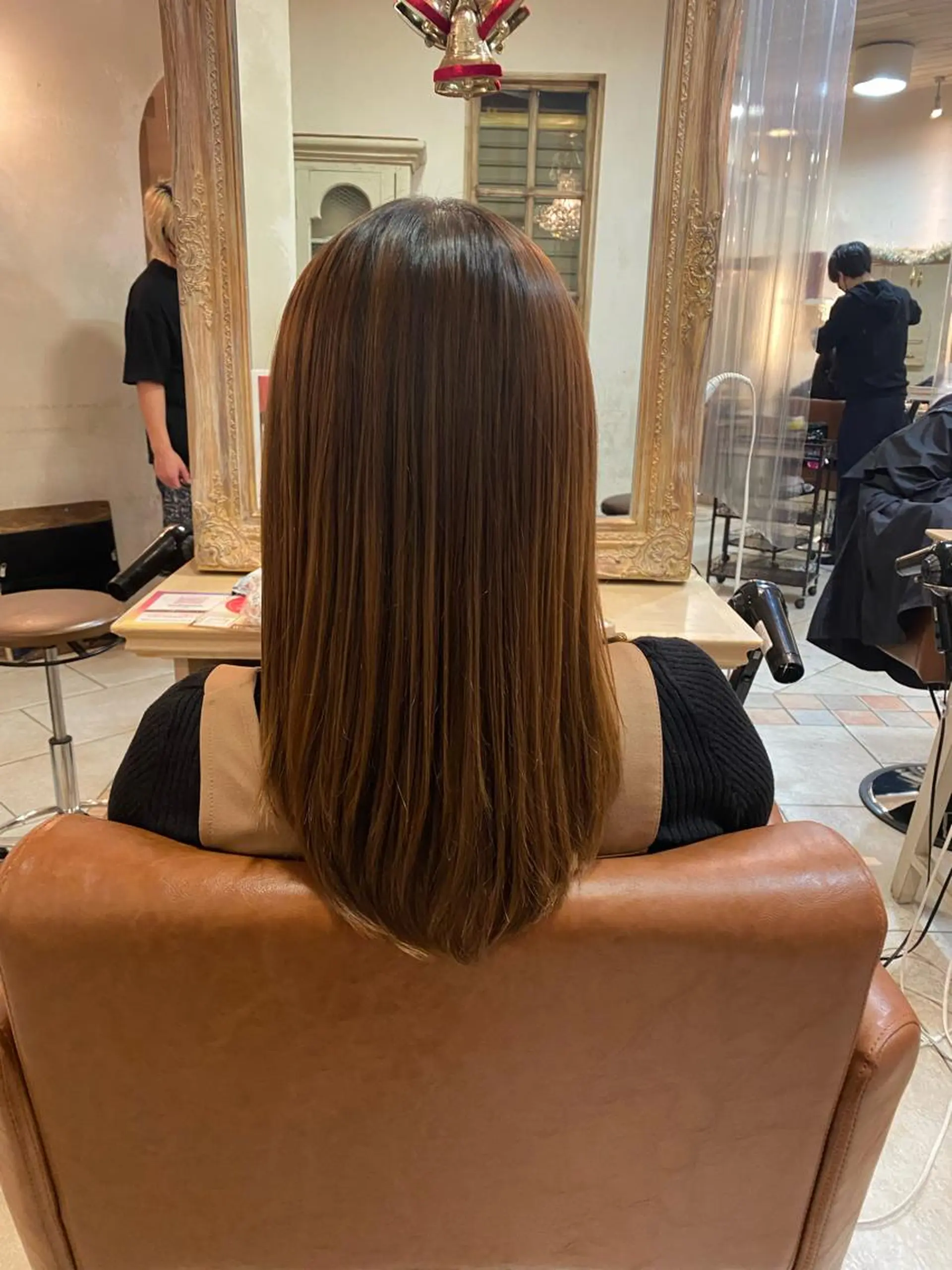 ミディアム レイヤーカット amie by afloat(エイミーバイアフロート)所属・井上 日菜乃のヘアスタイル