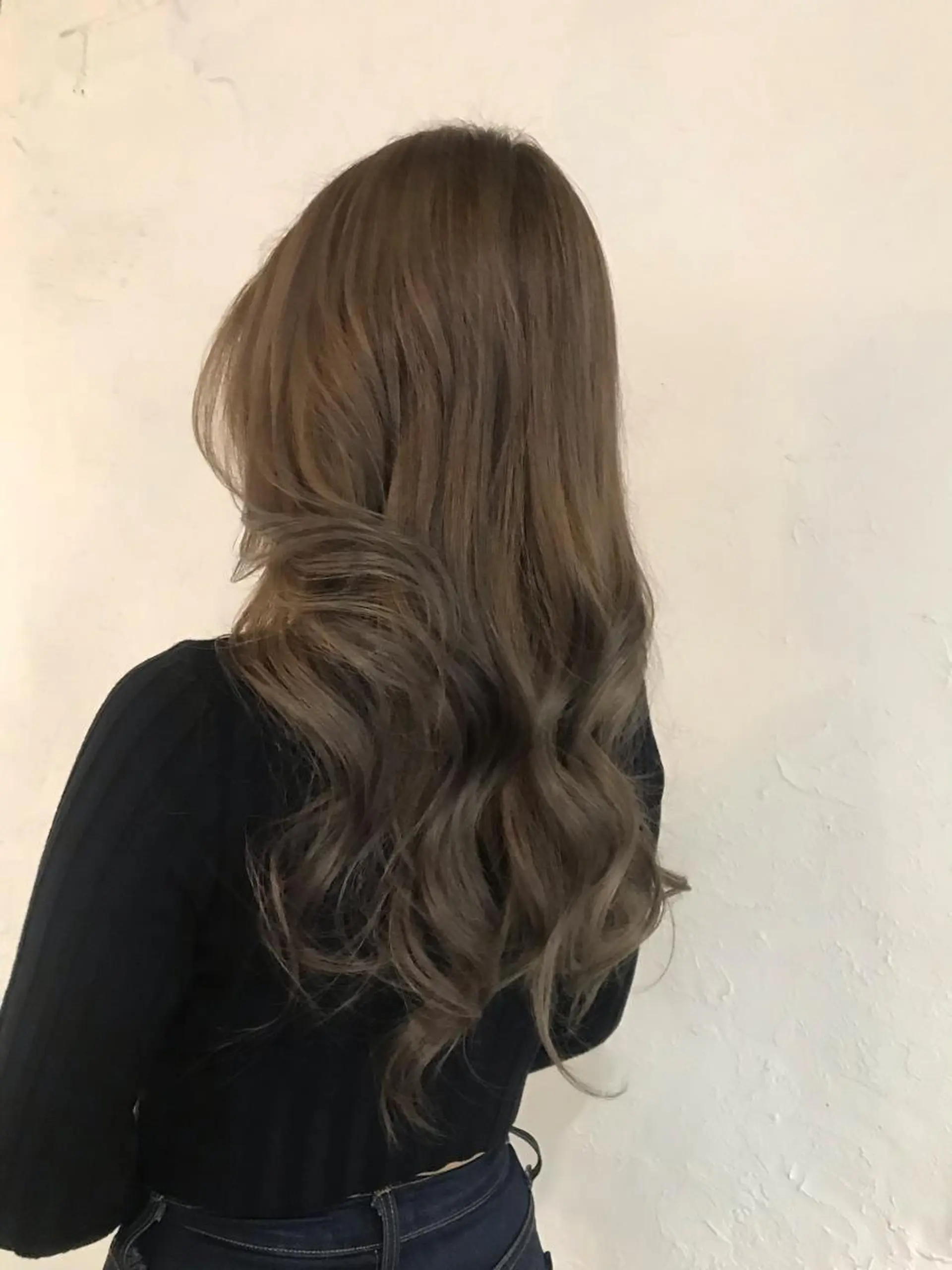 ロング カラー ブリーチ グレージュ 伊藤 優希のヘアスタイル