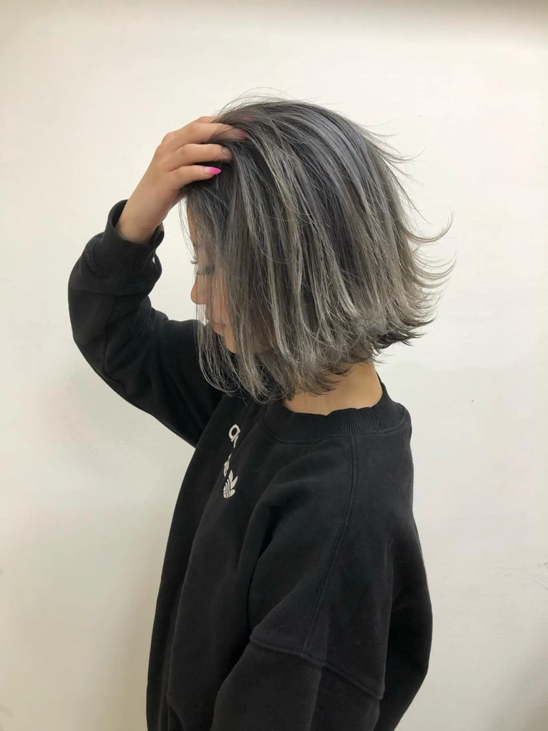 ショート カラー ブリーチ 透明感カラー ハイライトカラー ハイトーンカラー シルバー Tao所属・藤川 大智のヘアスタイル