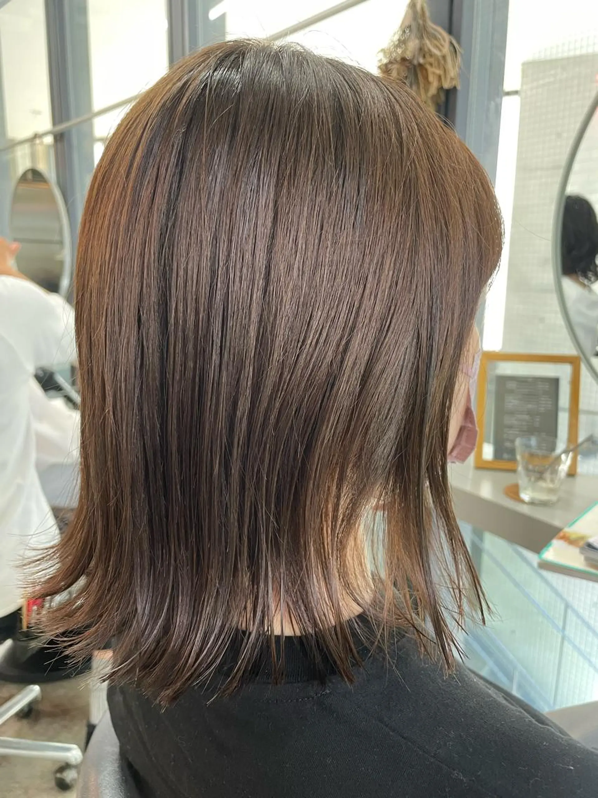 ミディアム カラー ベージュカラー グレージュ ボブ 外ハネヘア やすだ しおりのヘアスタイル