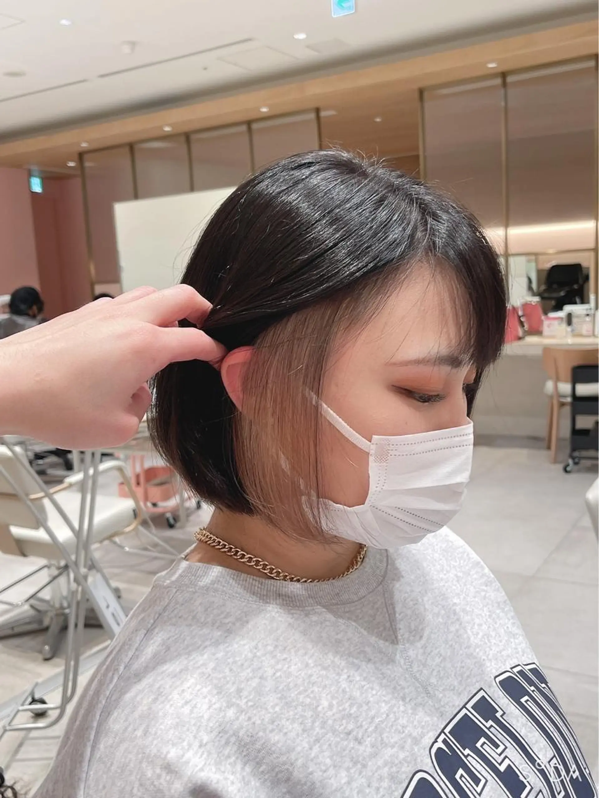 ショート カラー ベージュカラー 透明感カラー イヤリングカラー グレージュ インナーカラー ヘアカラー トリートメント レイヤー専門家 ダブルカラー修のヘアスタイル