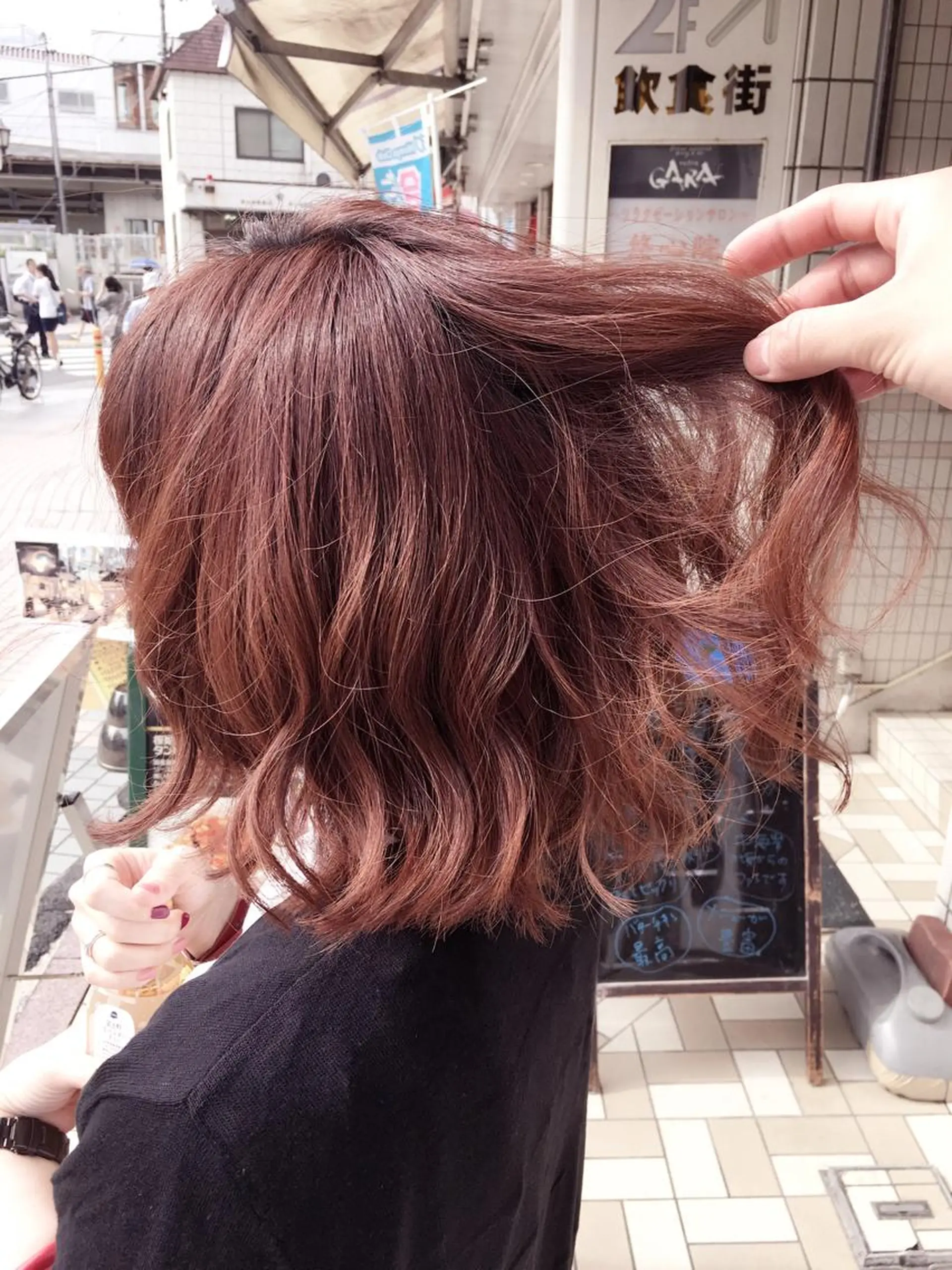 ミディアム カラー ブリーチ ハイライトカラー パープルカラー レッドカラー ハイライト 海外風レイヤーカット 👑店長　平松　由のヘアスタイル