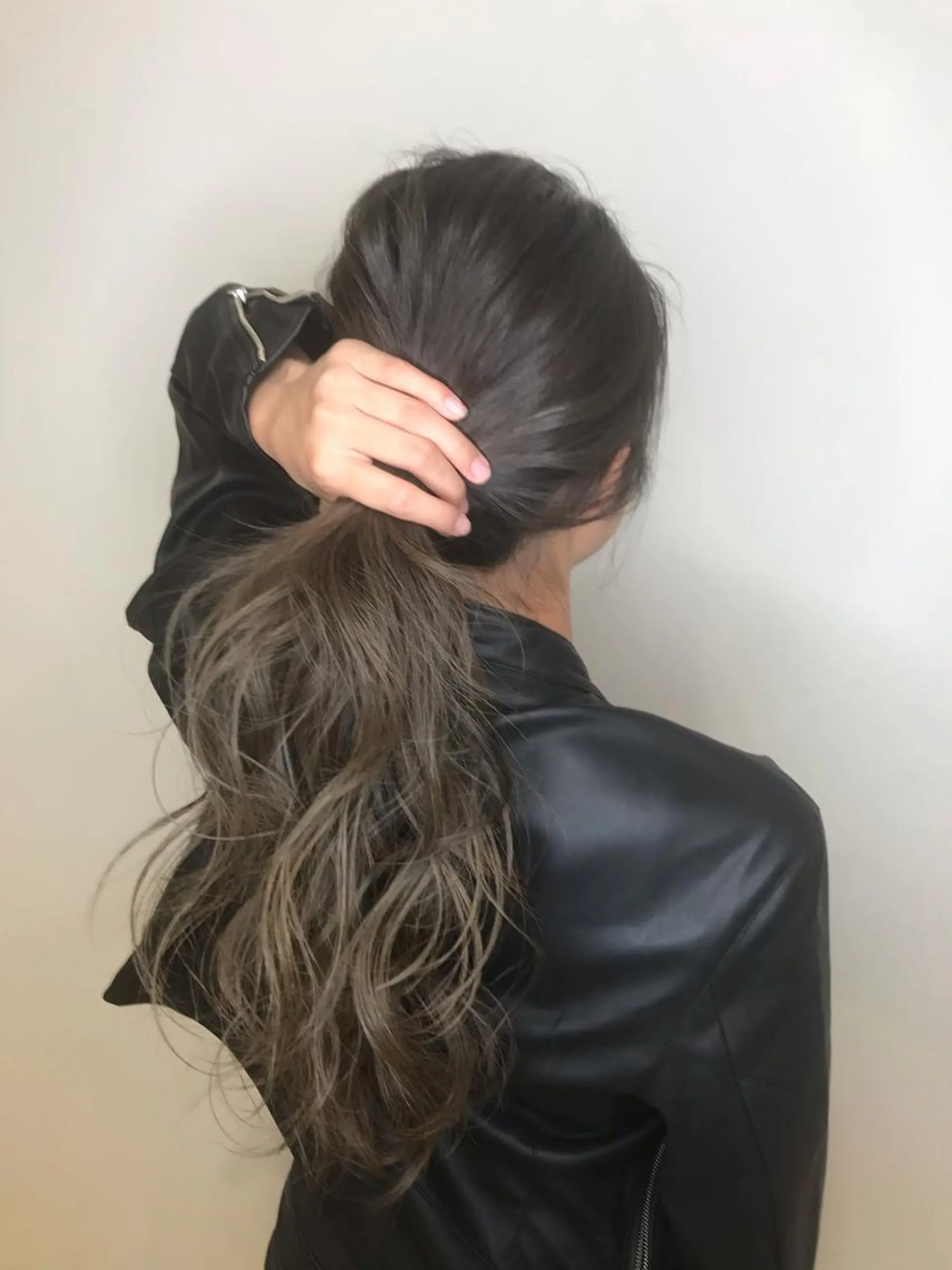 セミロング カラー グラデーションカラー ハイライトカラー イルミナカラー ハイライト AMI Hair  supply所属・髪質改善カラー 韓国風レイヤーのヘアスタイル