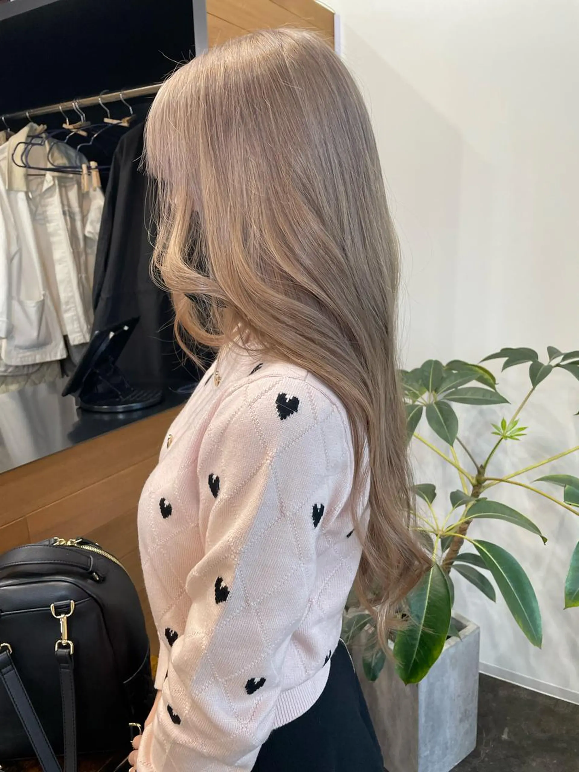 ロング カラー ミルクティー× グレージュMOMOのヘアスタイル