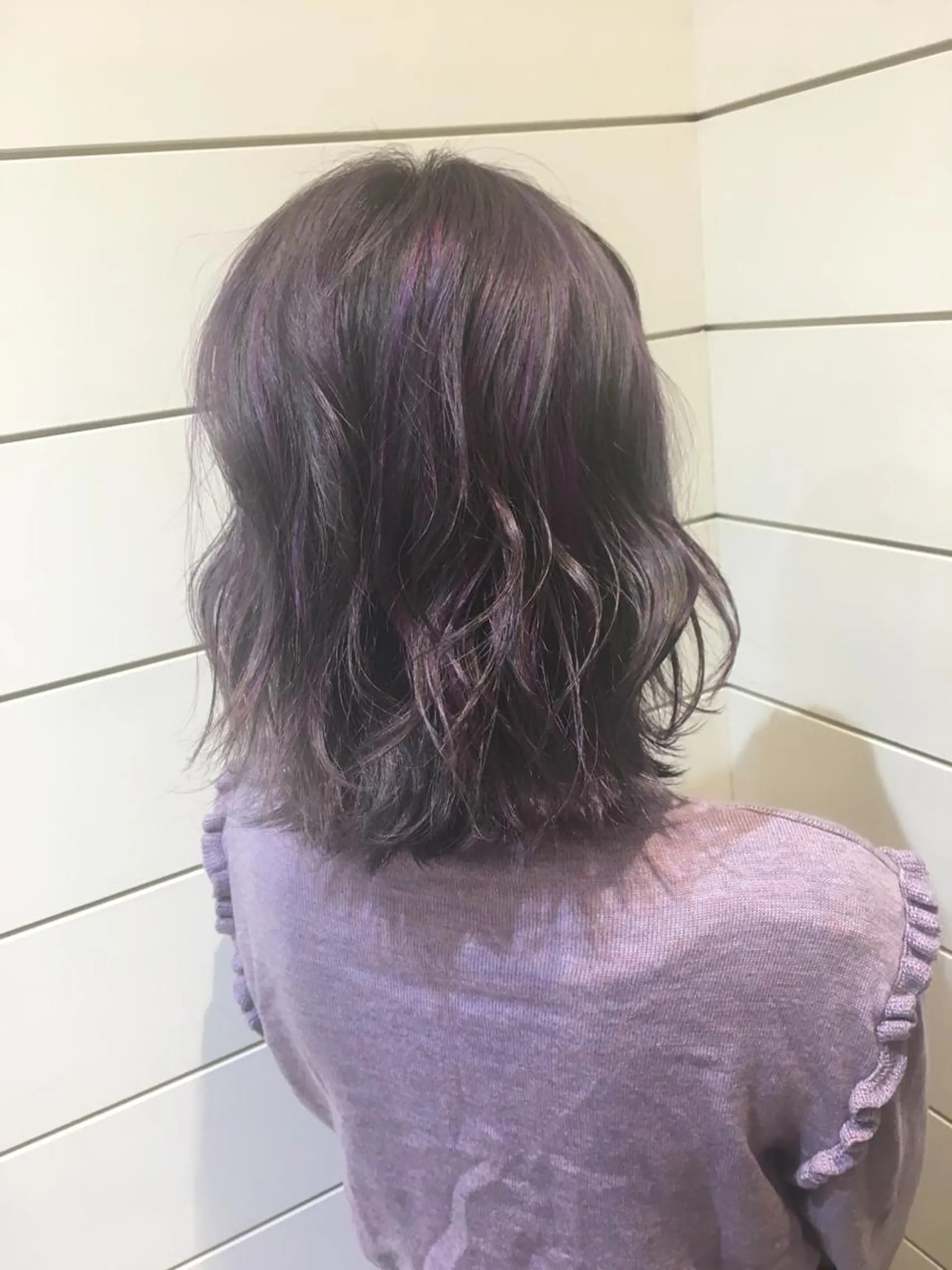 ミディアム カラー ブリーチ ハイライトカラー パープルカラー ハイライト 鍵山 千秋のヘアスタイル