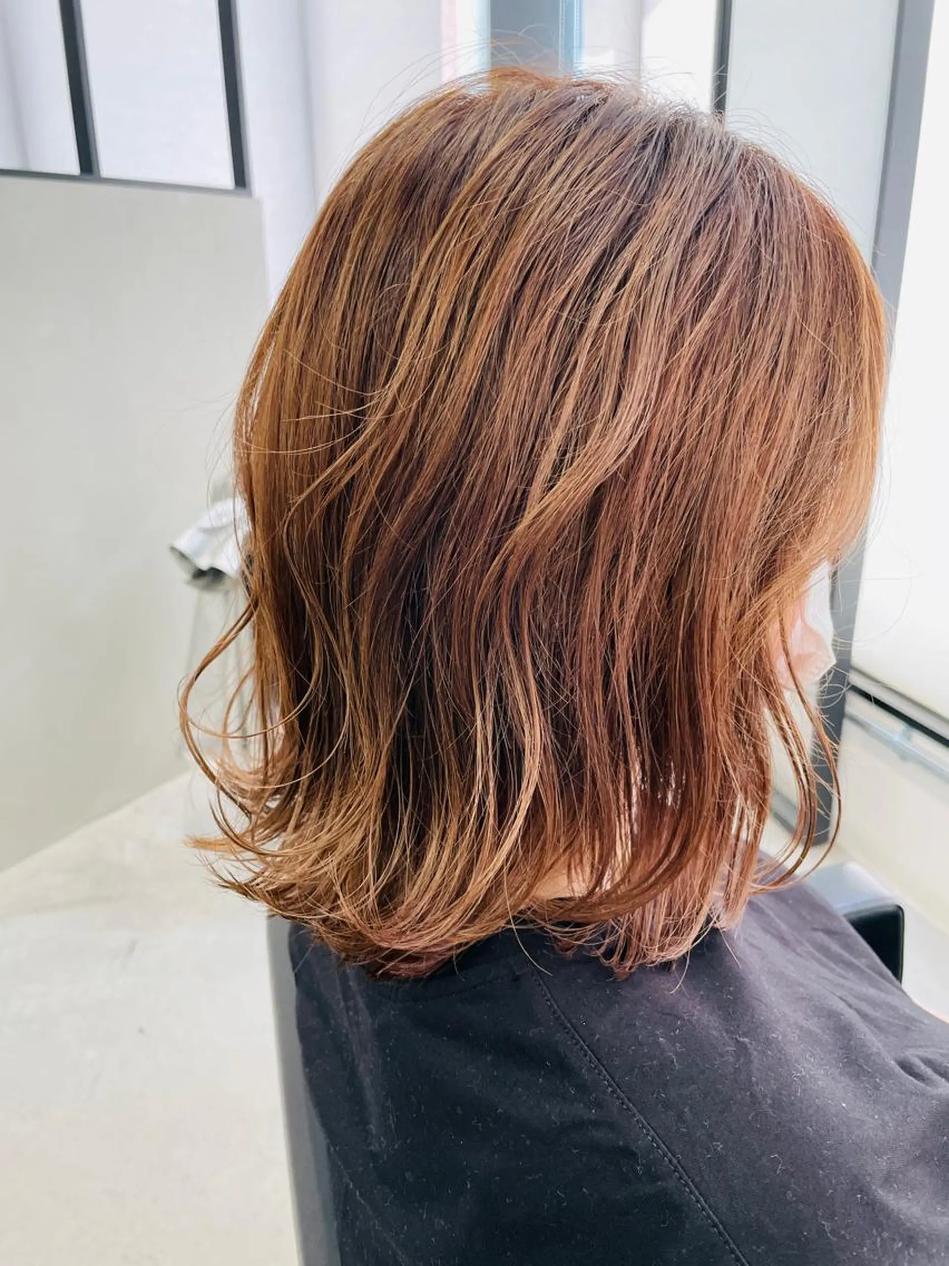 ミディアム 外ハネヘア カット ヘアカラー トリートメント 福永速人 /メンズパーマのヘアスタイル