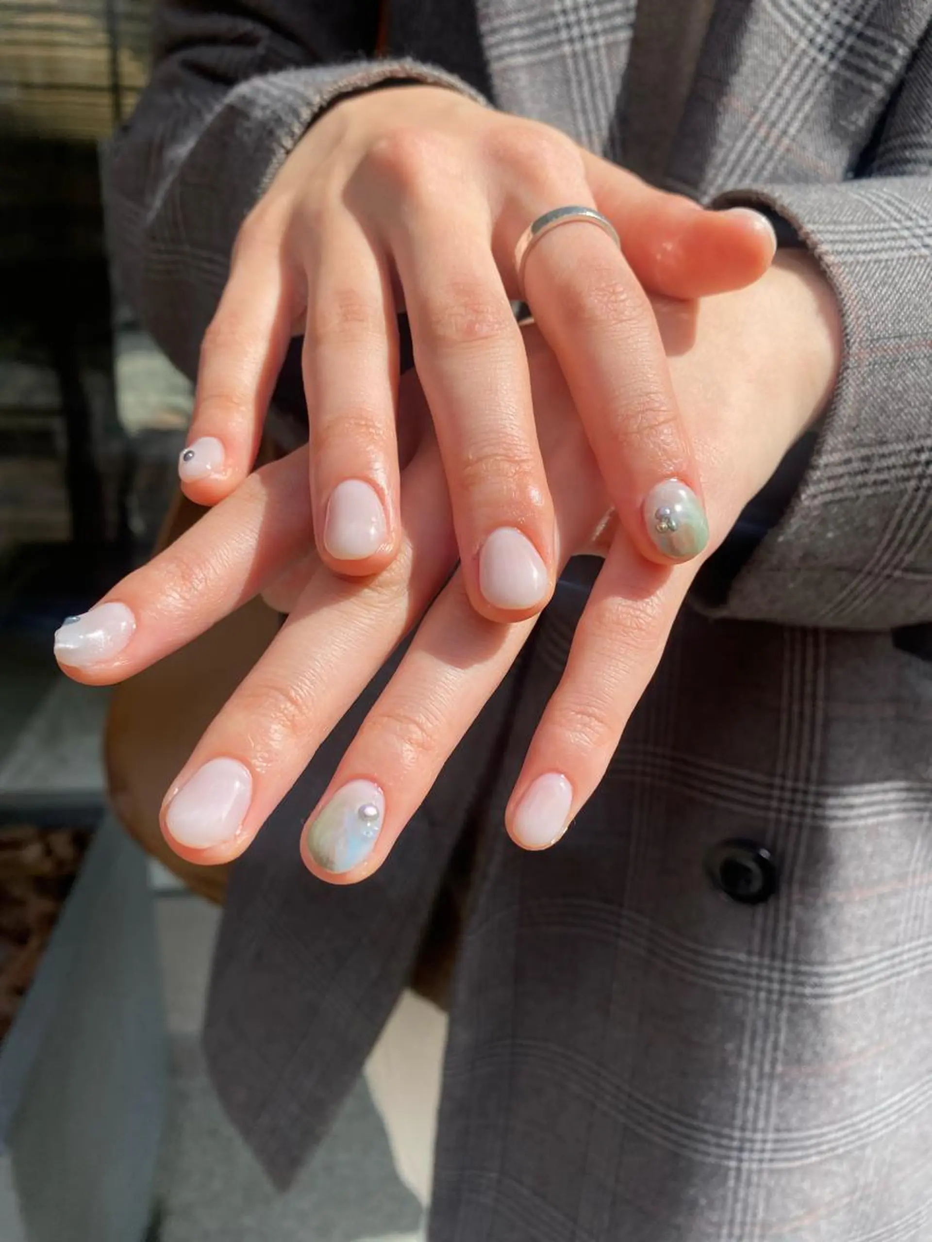 ネイル 透け感ベージュ ／ミハルのヘアスタイル