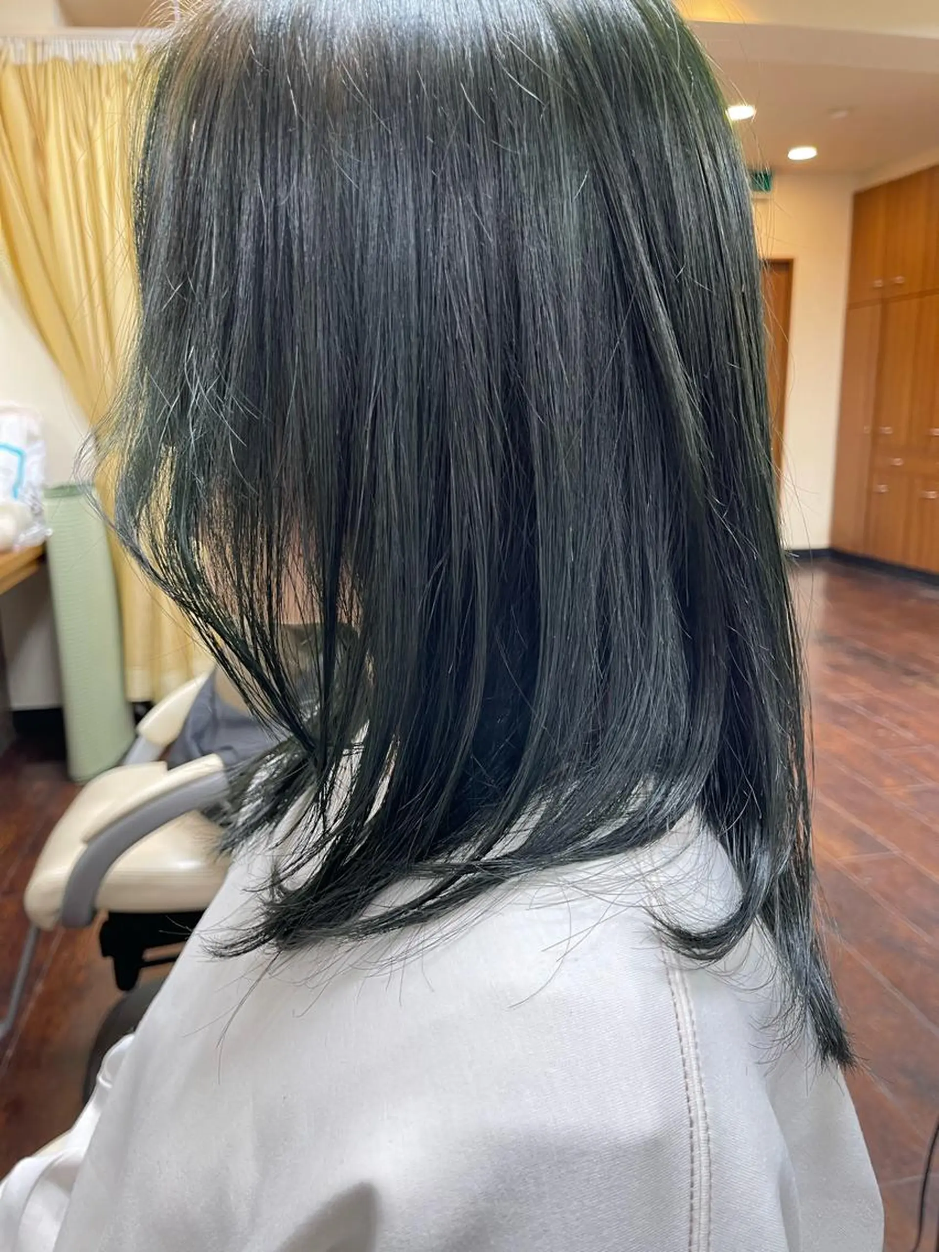 ミディアム カラー ブリーチ ブリーチなしカラー オリーブグレー 髪質改善・艶カラー HIROTOのヘアスタイル