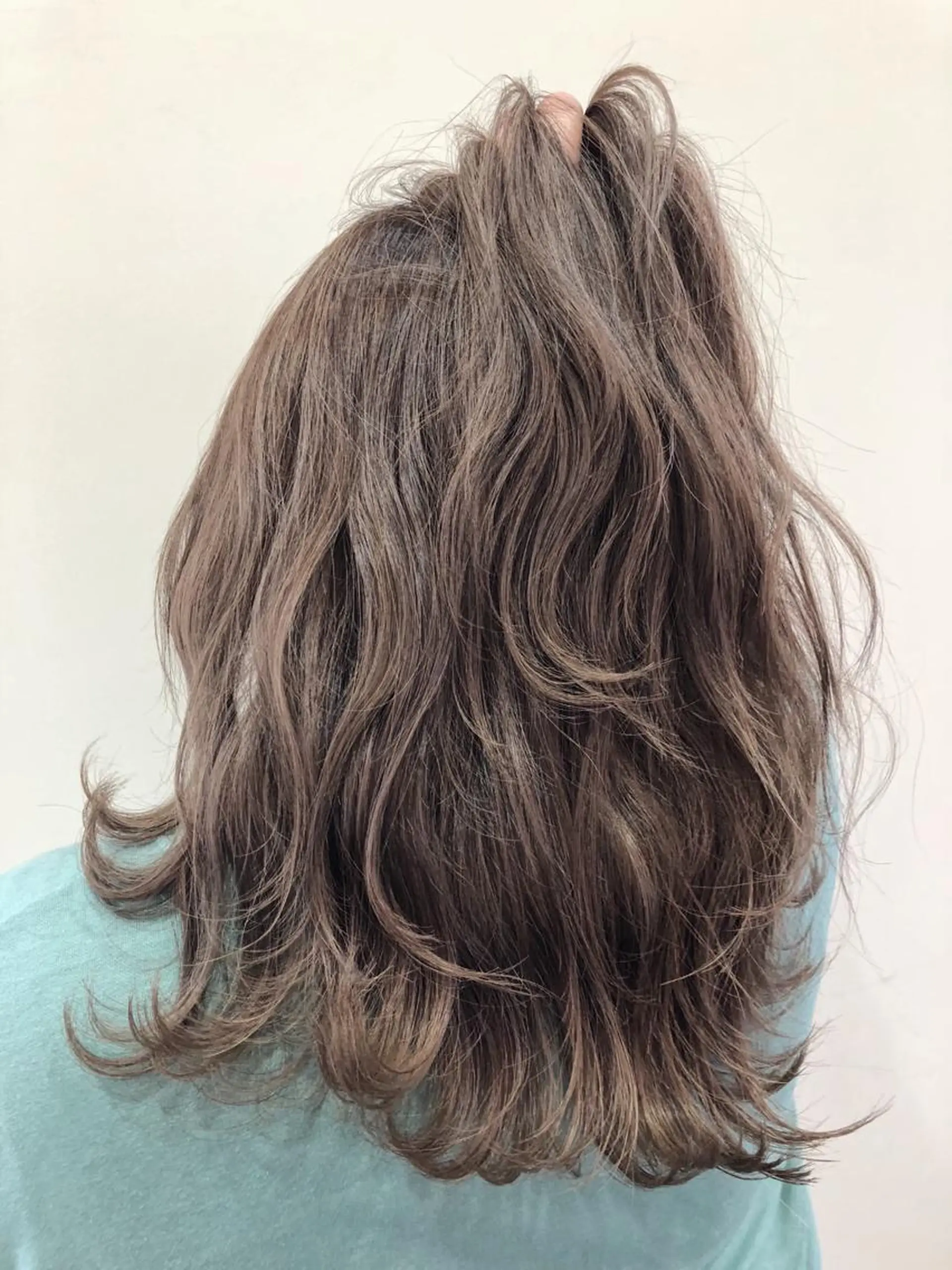 ミディアム カラー ベージュカラー ハイライトカラー ハイライト ヘアカラー トリートメント Amour なぐらのヘアスタイル