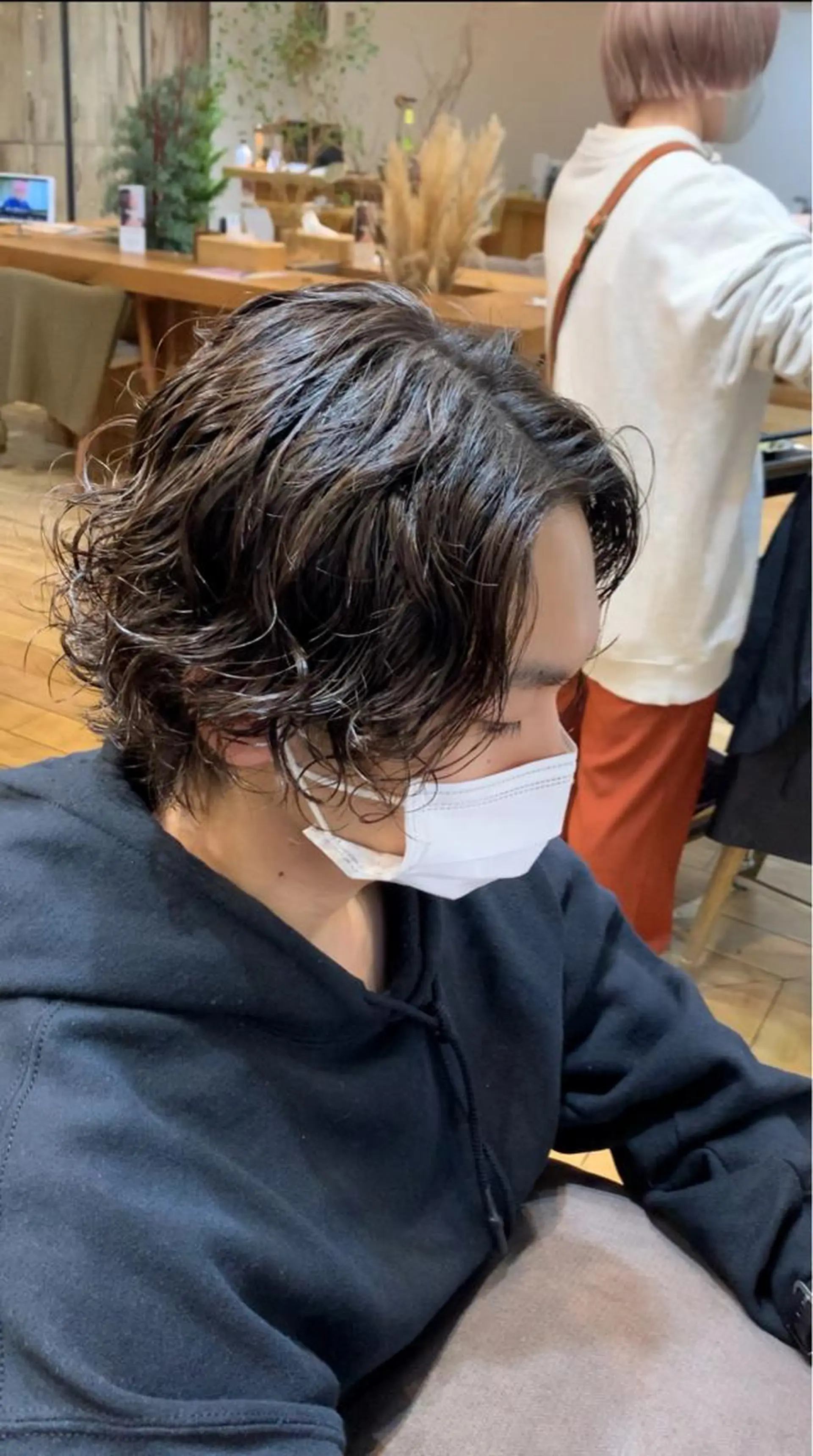 ミディアム パーマ メンズ ミディアムパーマ メンズブリーチ センターパート フェードカット メンズハイライト メンズStylist 山根慧のヘアスタイル