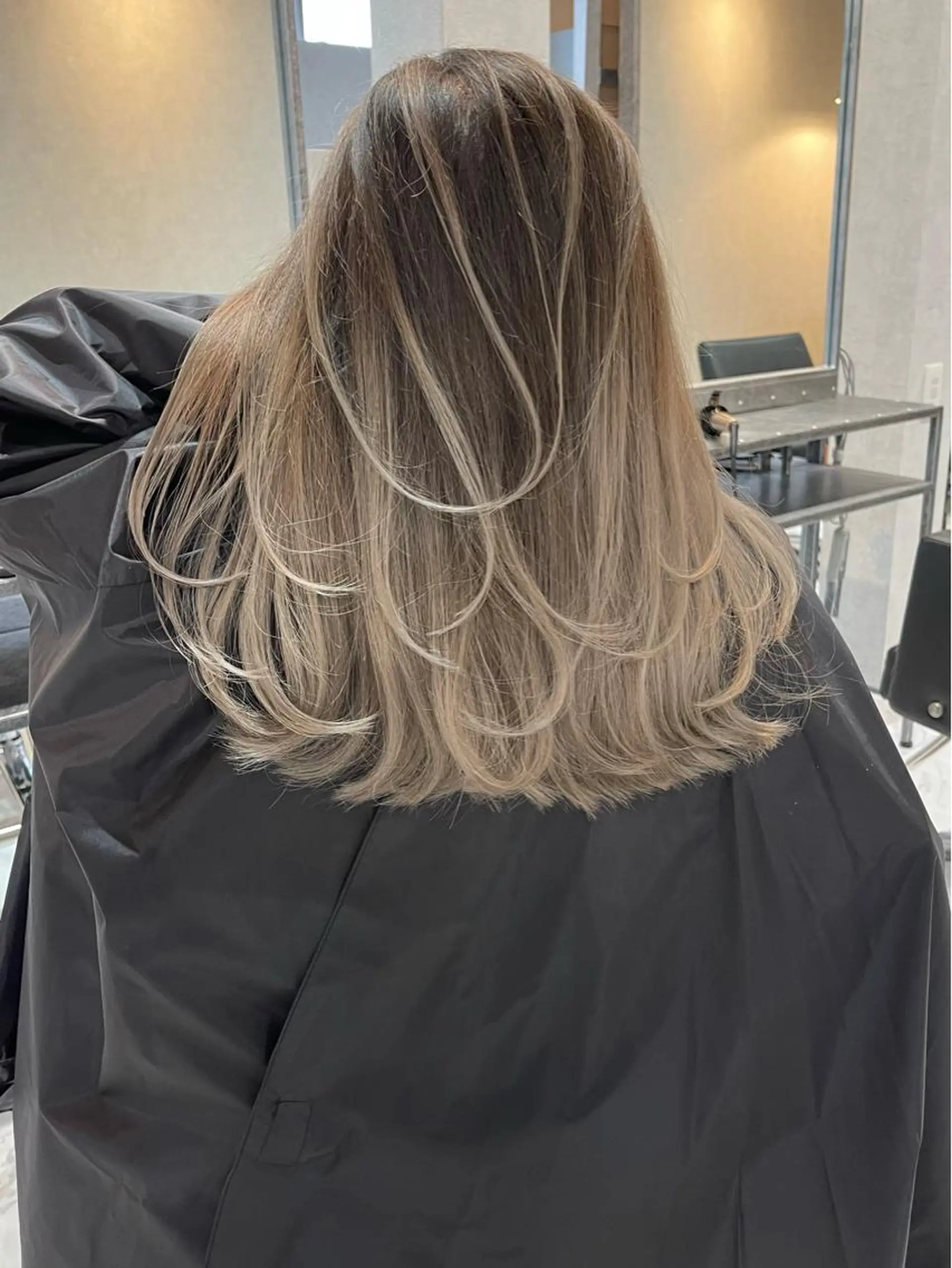 セミロング カラー ヘアアレンジ バレイヤージュ デザインカラー ハイライトカラー 外国人風カラー ハイライト カット ヘアカラー トリートメント アンドウ ユウ/ レイヤーカット/韓国のヘアスタイル