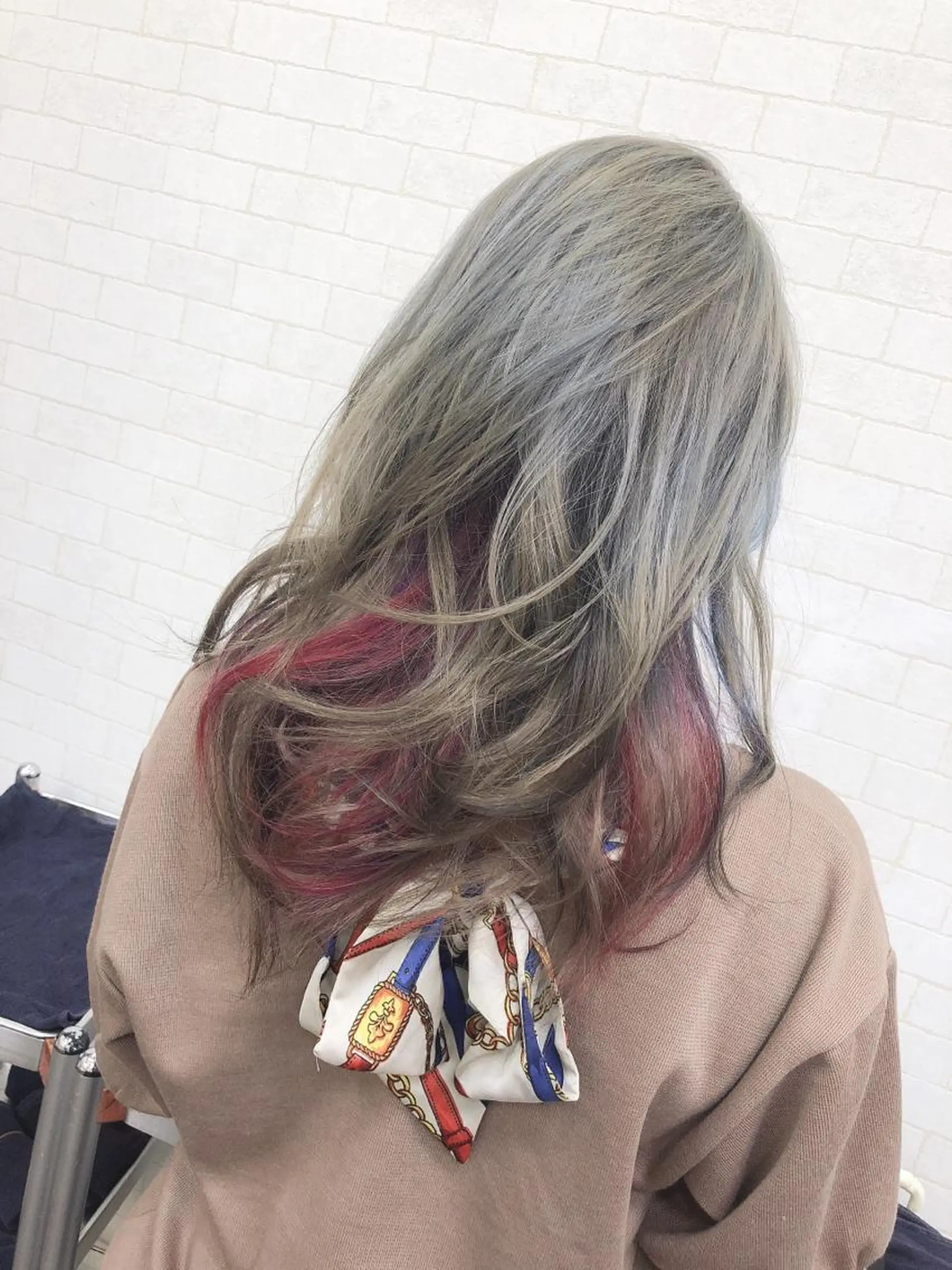 セミロング カラー シルバー ハイライト/インナー /ブリーチ/レイヤーのヘアスタイル