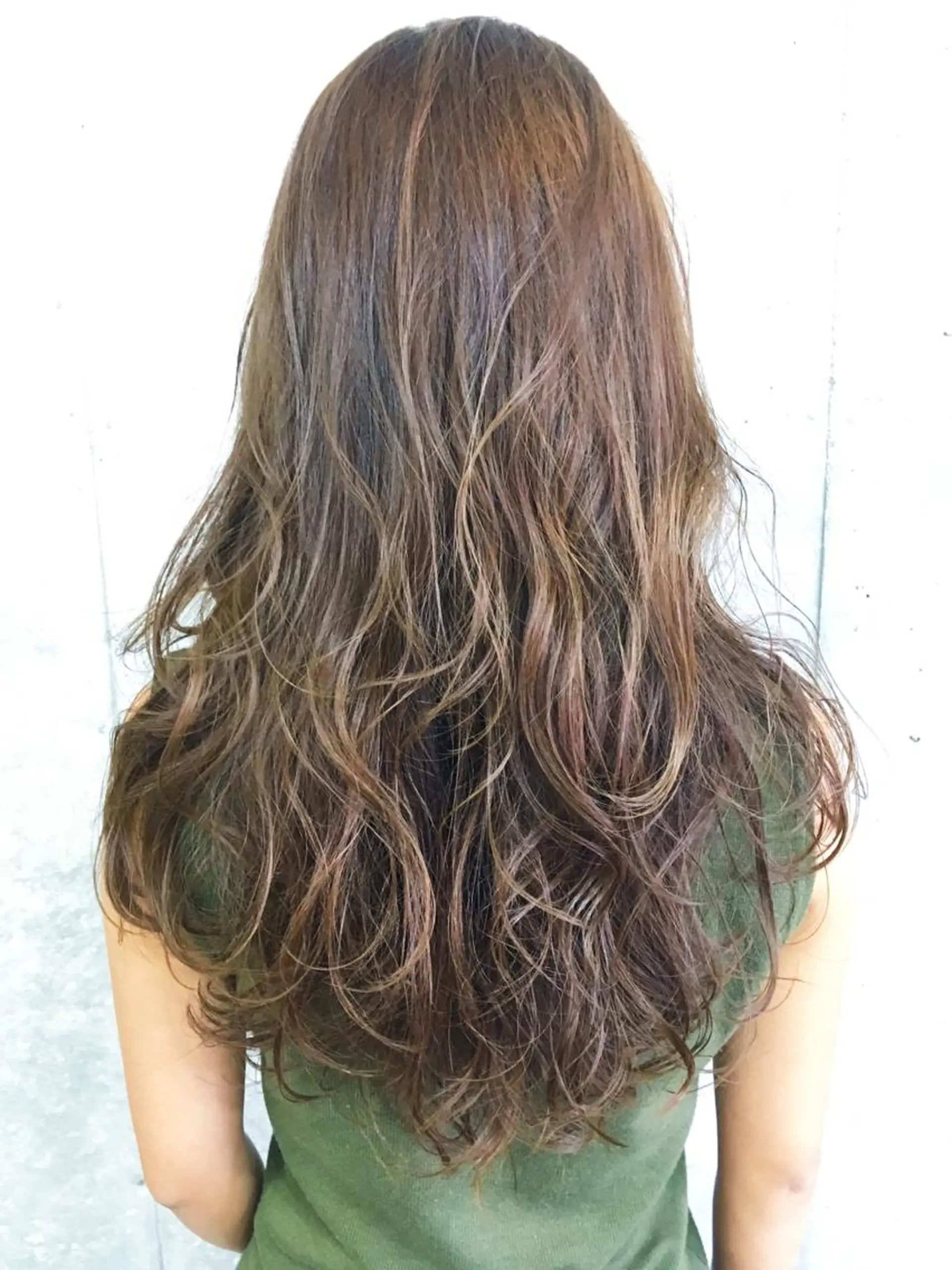 ロング カラー ロングレイヤー ベージュカラー フォギーベージュ レイヤーカット ロング tipi 香椎・千早のヘアスタイル