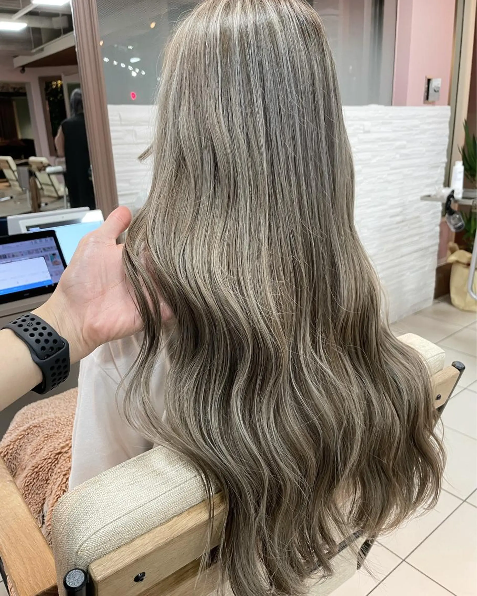 セミロング REVE所属・TAKU 美容師のヘアスタイル