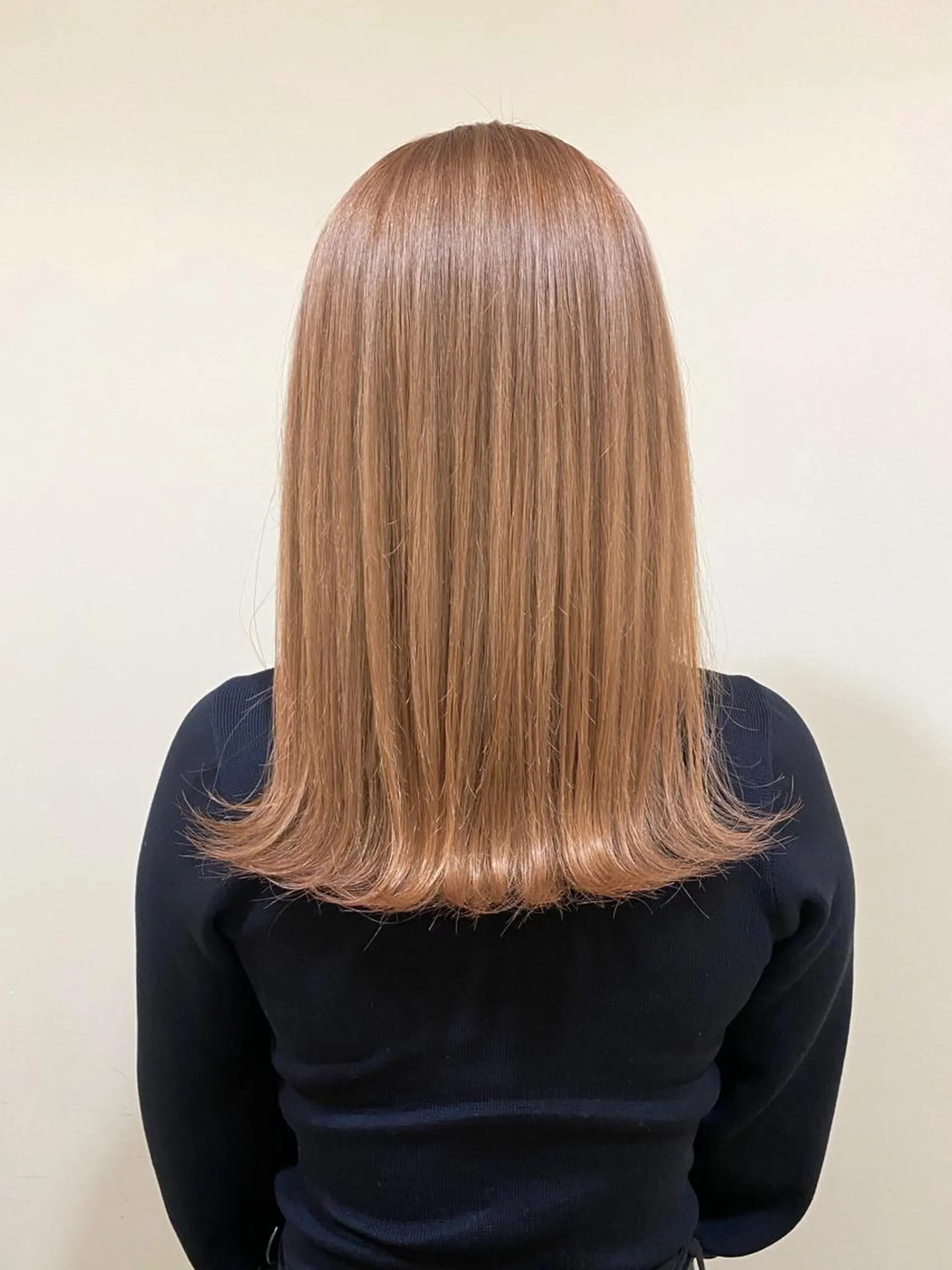 セミロング カラー ANNA /艶髪/ハイトーンのヘアスタイル