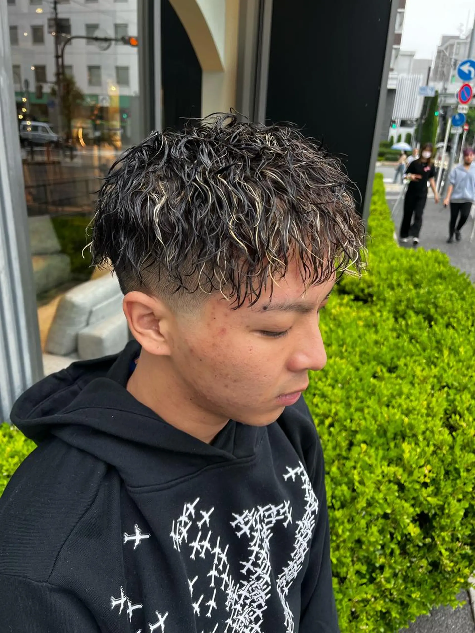 ショート カラー パーマ メンズ フェードカット メンズハイトーン メンズパーマ ハイトーンカラー &CREW スタッフのヘアスタイル