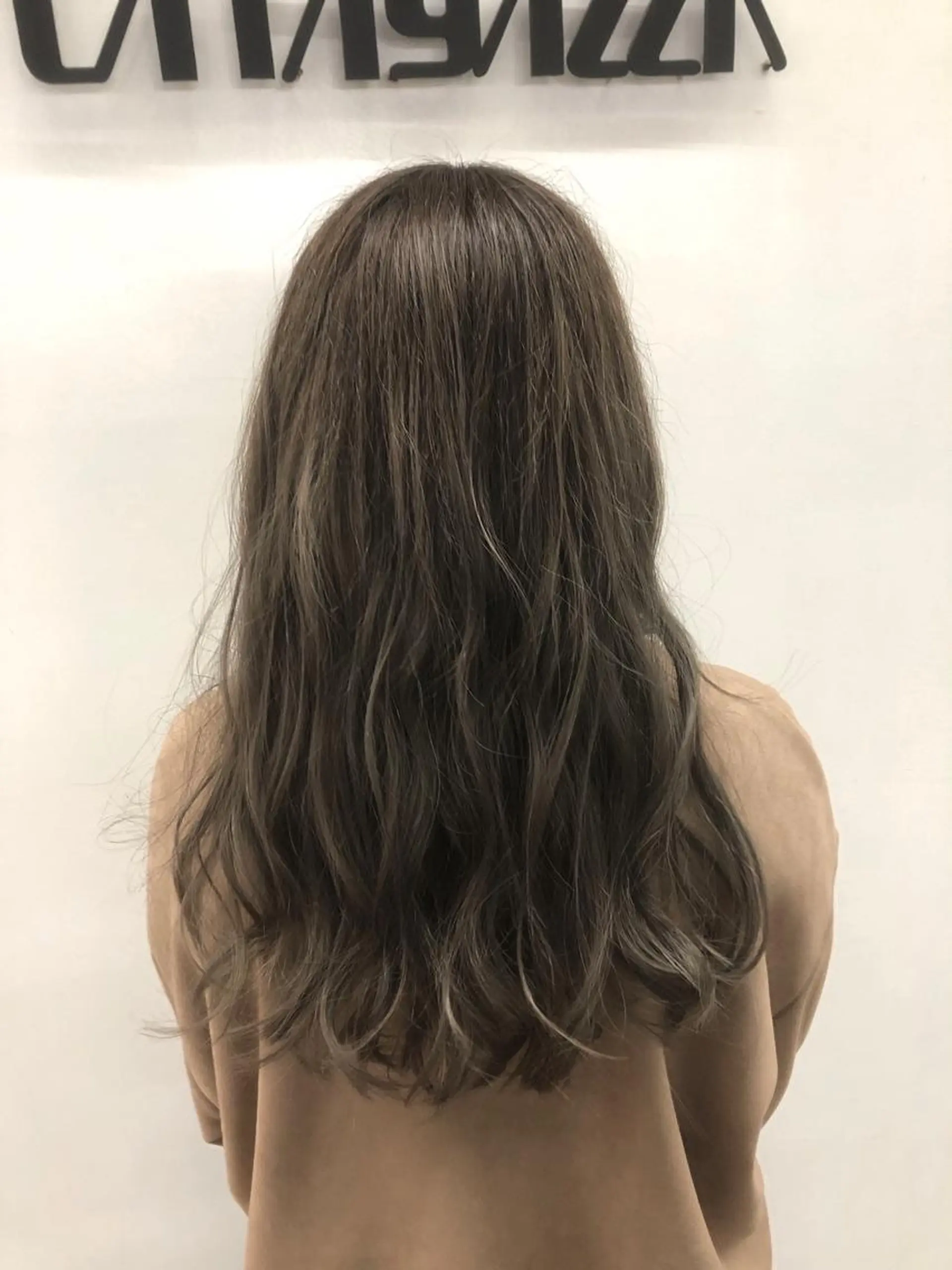 セミロング カラー ブリーチ グレージュ ハイライトカラー ハイライト シェアサロン　シエナ所属・東條 克義のヘアスタイル